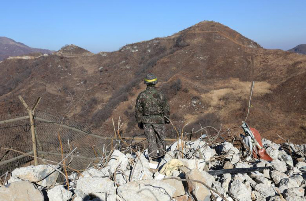 Một binh sĩ quân đội Hàn Quốc đứng gác tại đồn bảo vệ bị tháo dỡ của miền Nam bên trong Khu phi quân sự (DMZ) ở khu vực trung tâm của biên giới liên Triều ở Cheorwon.