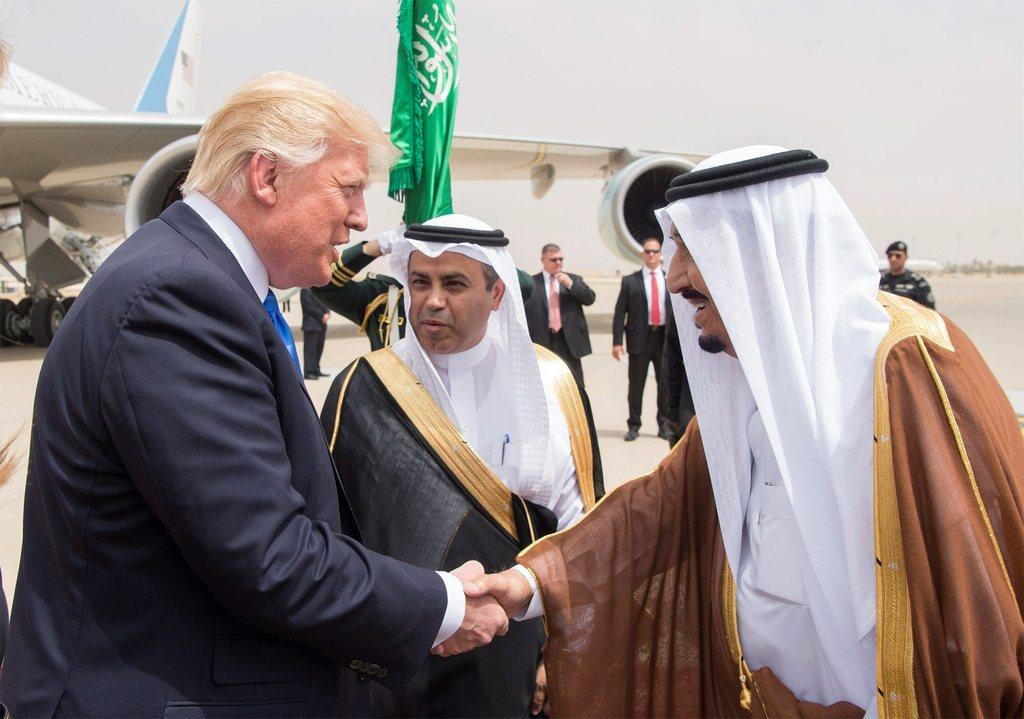 Quốc vương Salman chào đón Tổng thống Trump.