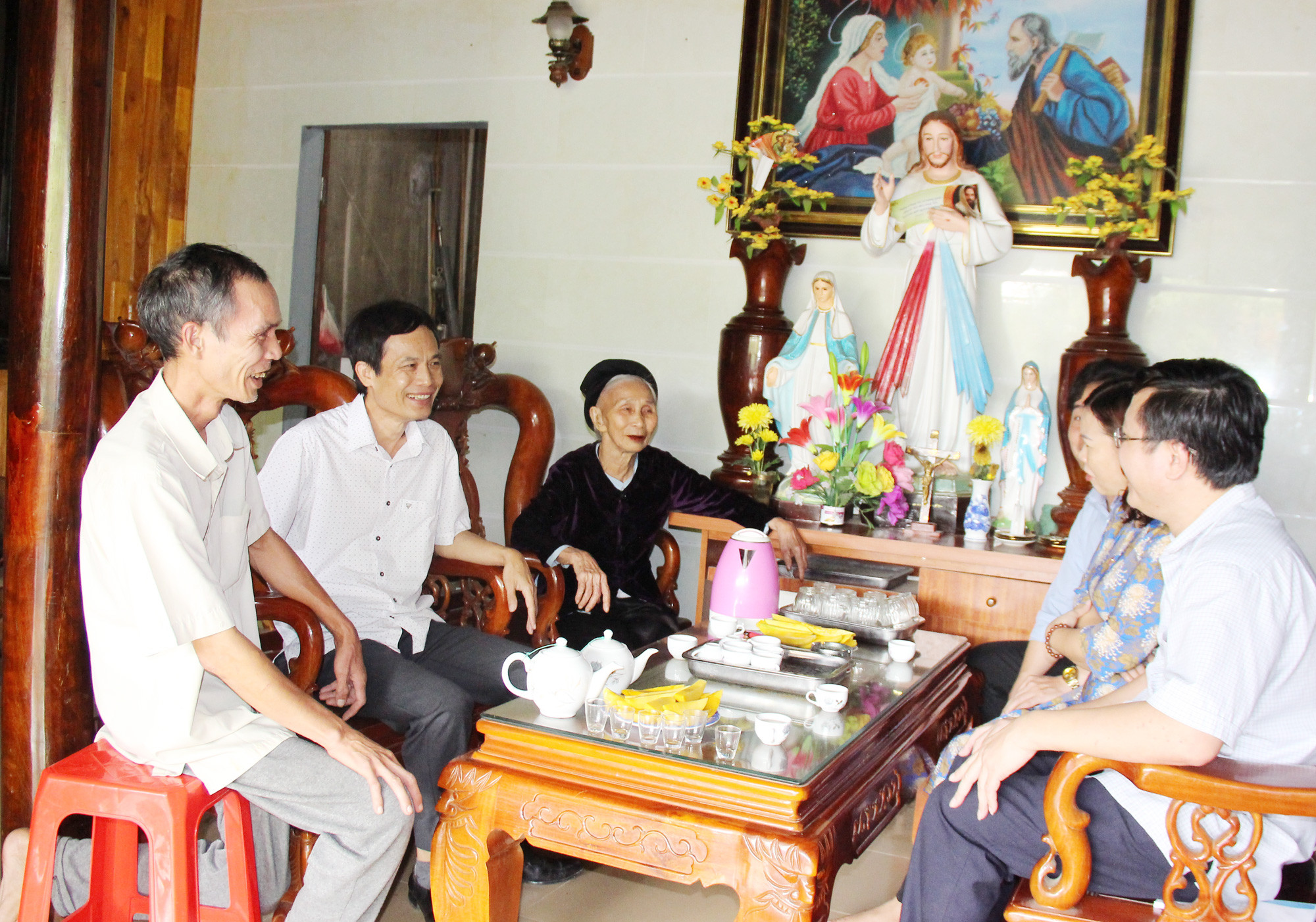 Lãnh đạo Ủy ban MTTQ tỉnh thăm hỏi gia đình chức sắc, chức việc tại xã Quỳnh Thanh, huyện Quỳnh Lưu. Ảnh: Mai Hoa