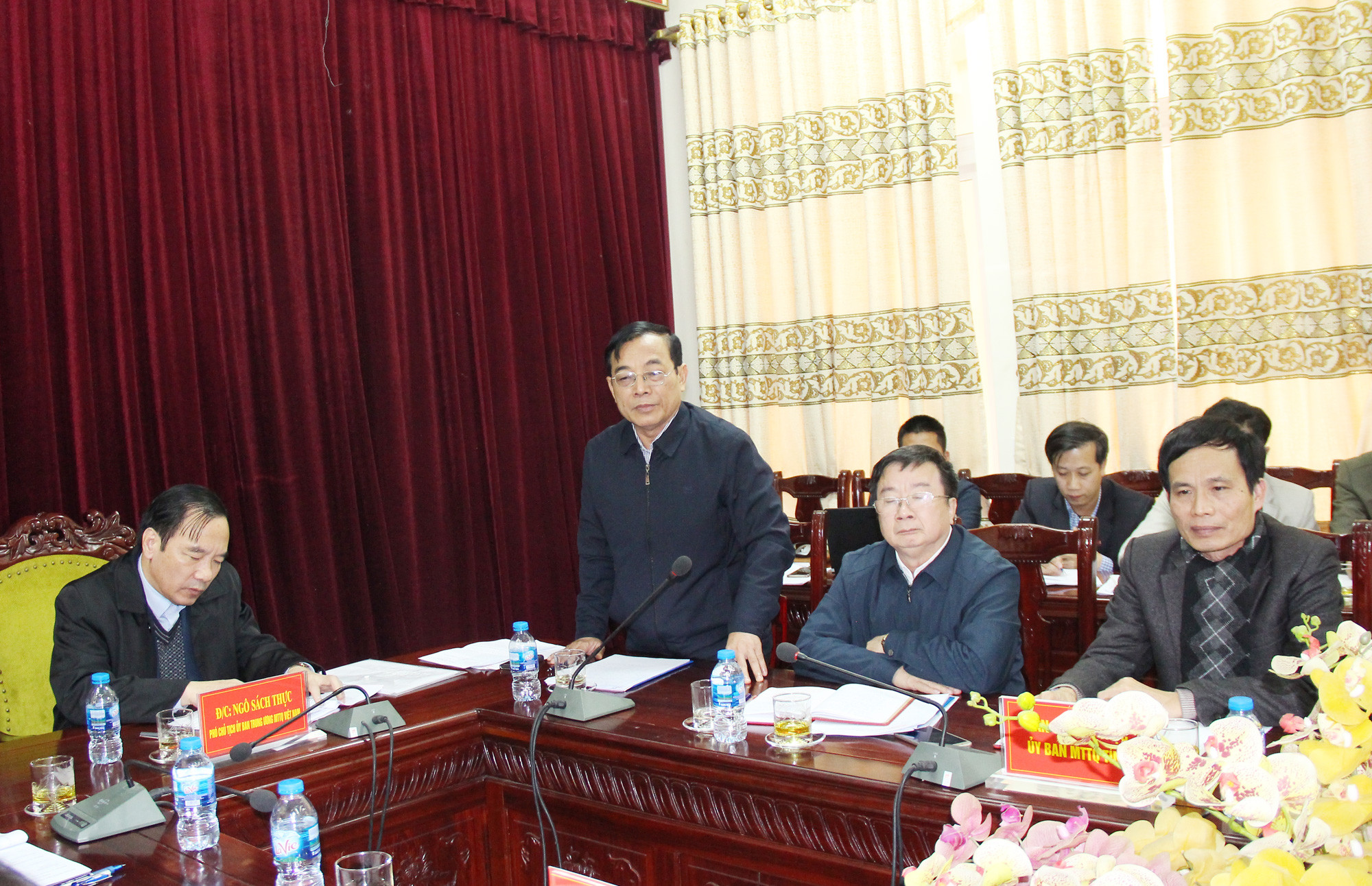 Chủ tịch Ủy ban MTTQ tỉnh Nguyễn Văn Huy kiến nghị với Ủy ban Trung ương MTTQ Việt Nam có hướng dẫn để đảm bảo sự thống nhất trong việc triển khai thực hiện Nghị quyết Trung ương 6 (khóa XII) về sắp xếp bộ máy. Ảnh: Mai Hoa