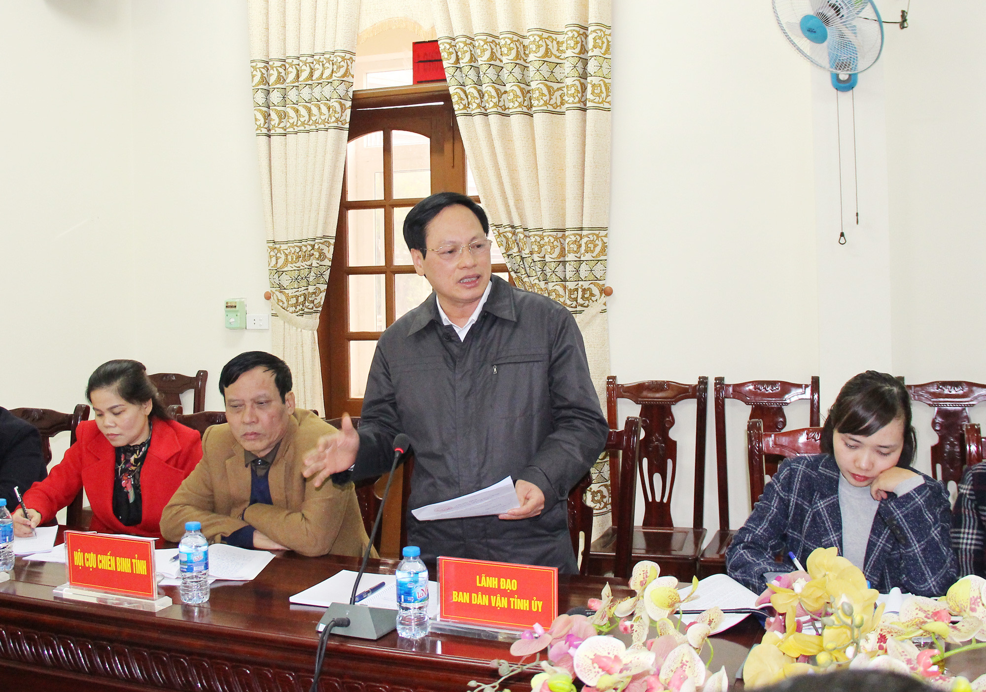 Phó trưởng ban Dân vận Tỉnh ủy Nguyễn Mạnh Khôi chia sẻ với đoàn công tác nhiều kinh nghiệm quý của Nghệ An trong viêc xây dựng, tập hợp khối đại đoàn kết toàn dân tộc. Ảnh: Mai Hoa