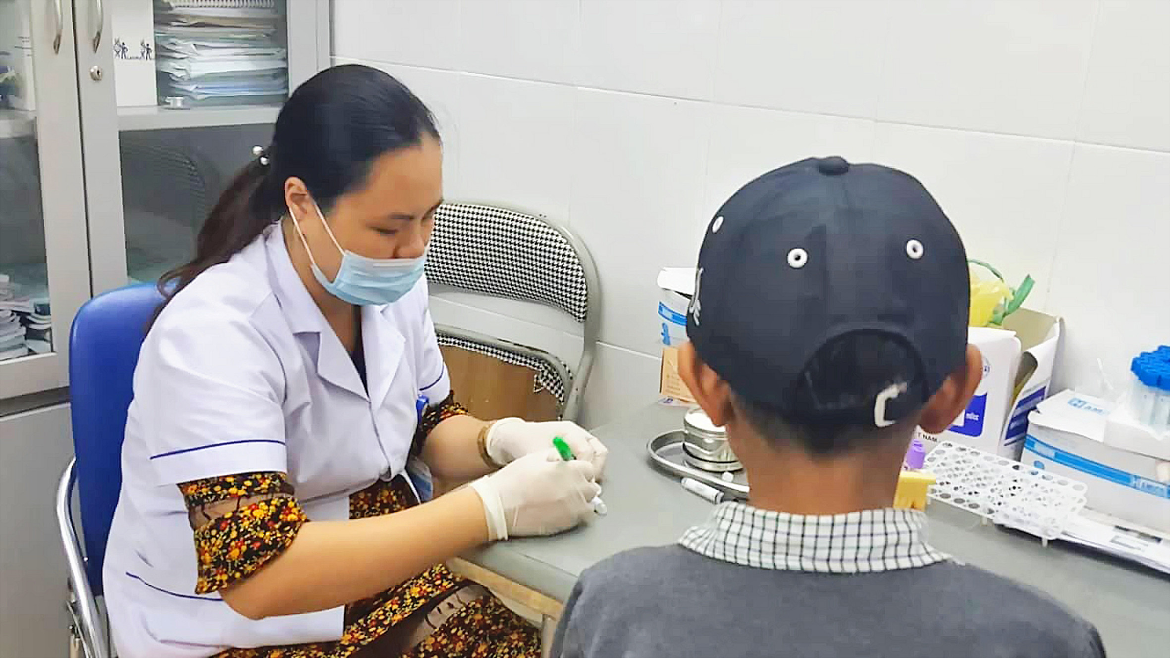 Kiểm tra sức khỏe cho bệnh nhân nhi tại phòng khám dành cho những người có HIV/AIDS, Bệnh viện Sản Nhi Nghệ An. Ảnh: Song Hoàng