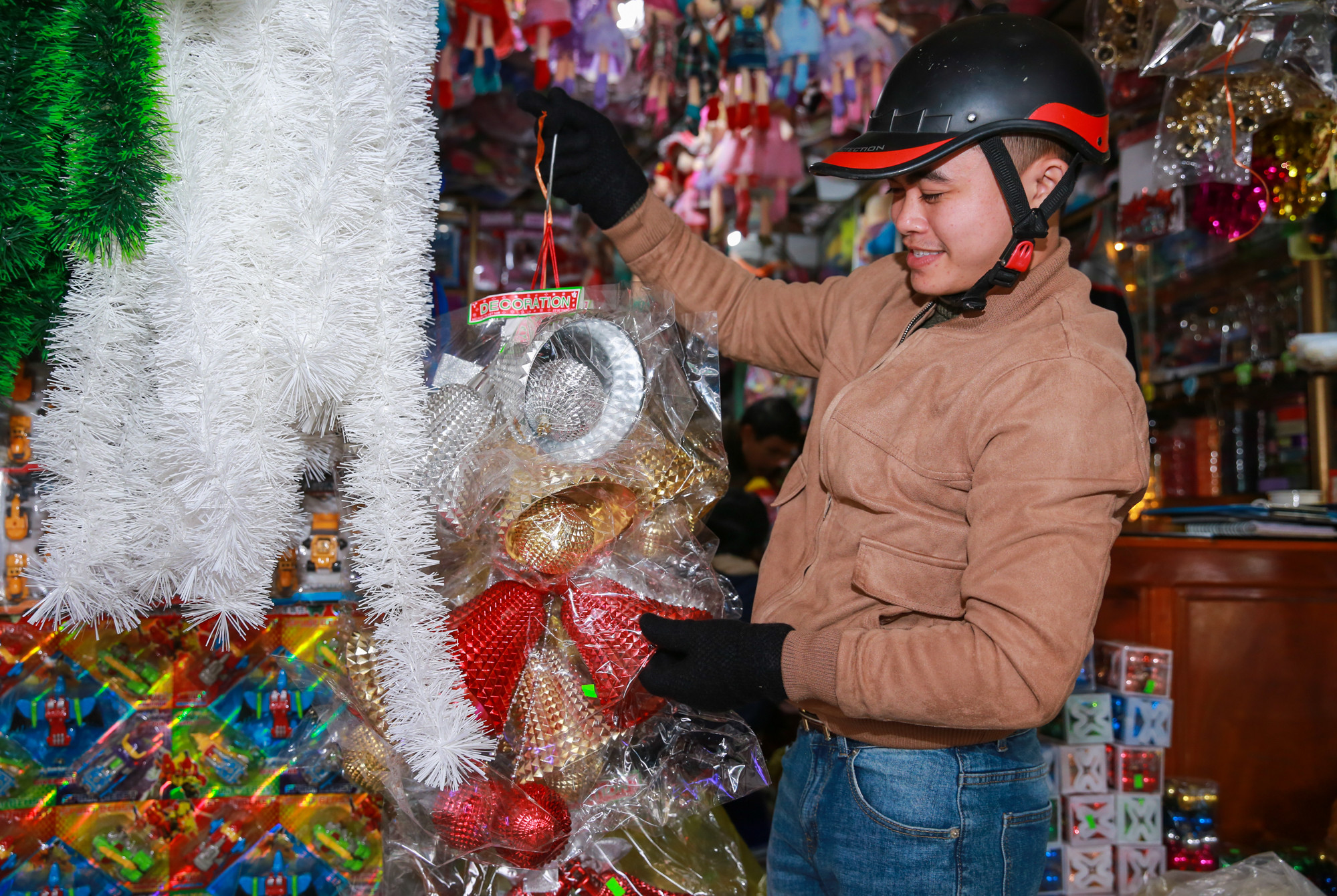 Cây thông noel và những phụ kiện là những mặt hàng được bán mạnh nhất vào thời điểm này. Ảnh: Đức Anh