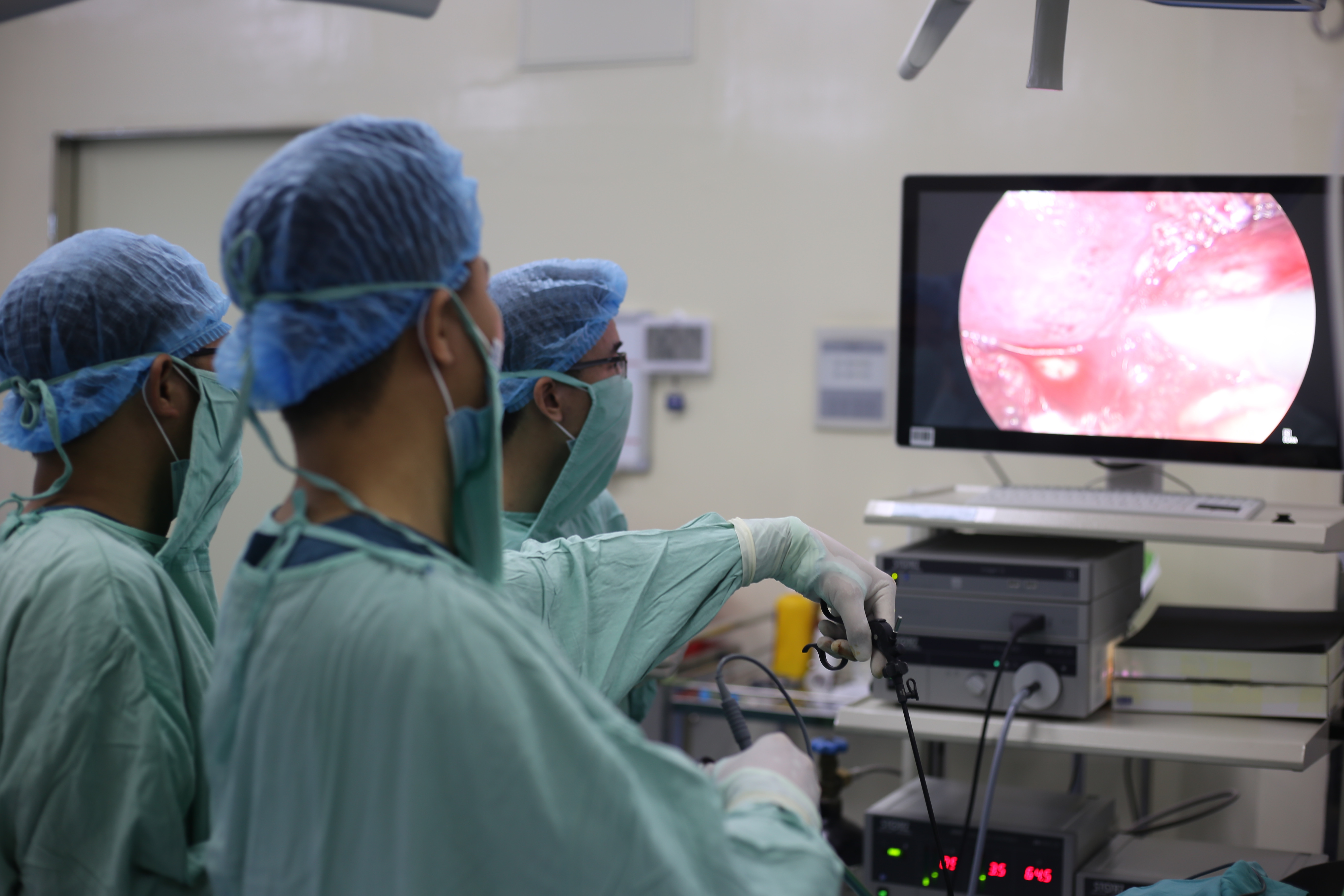 Các bác sỹ Bệnh viện Quốc tế Vinh thực hiện phẫu thuật nang ống mật.  Ảnh:  Kim Chung