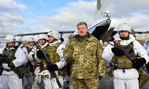 Tổng thống Ukraine Petro Poroshenko (thứ hai từ phải sang) cùng đặc nhiệm dù Ukraine, ngày 6/12. Ảnh: AFP.