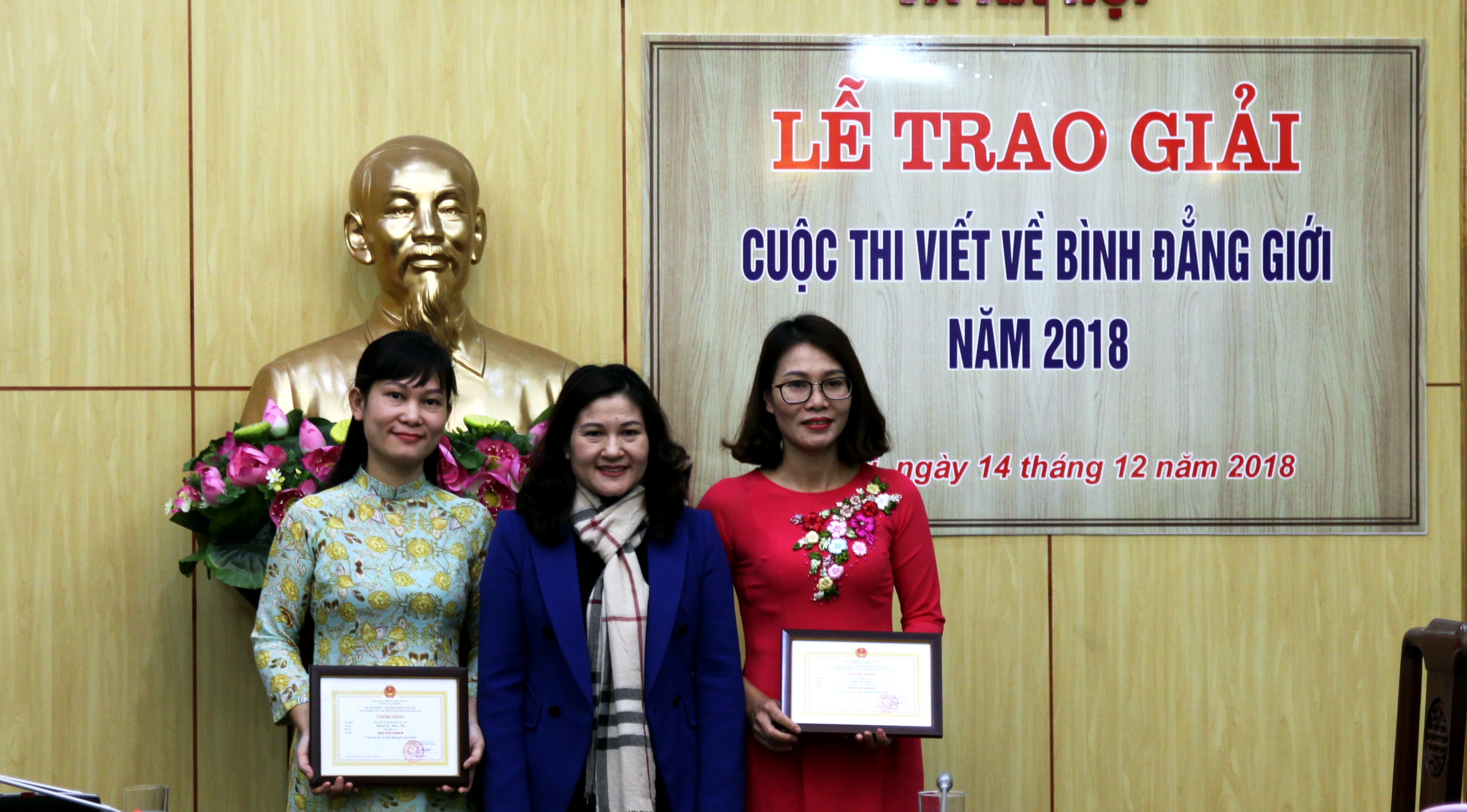 Thứ trưởng Bộ Lao động Thương Binh và xã Hội Nguyễn Thị Hà cùng nhóm tác giả Khánh Ly- Hoài Thu ( Báo Nghệ An)