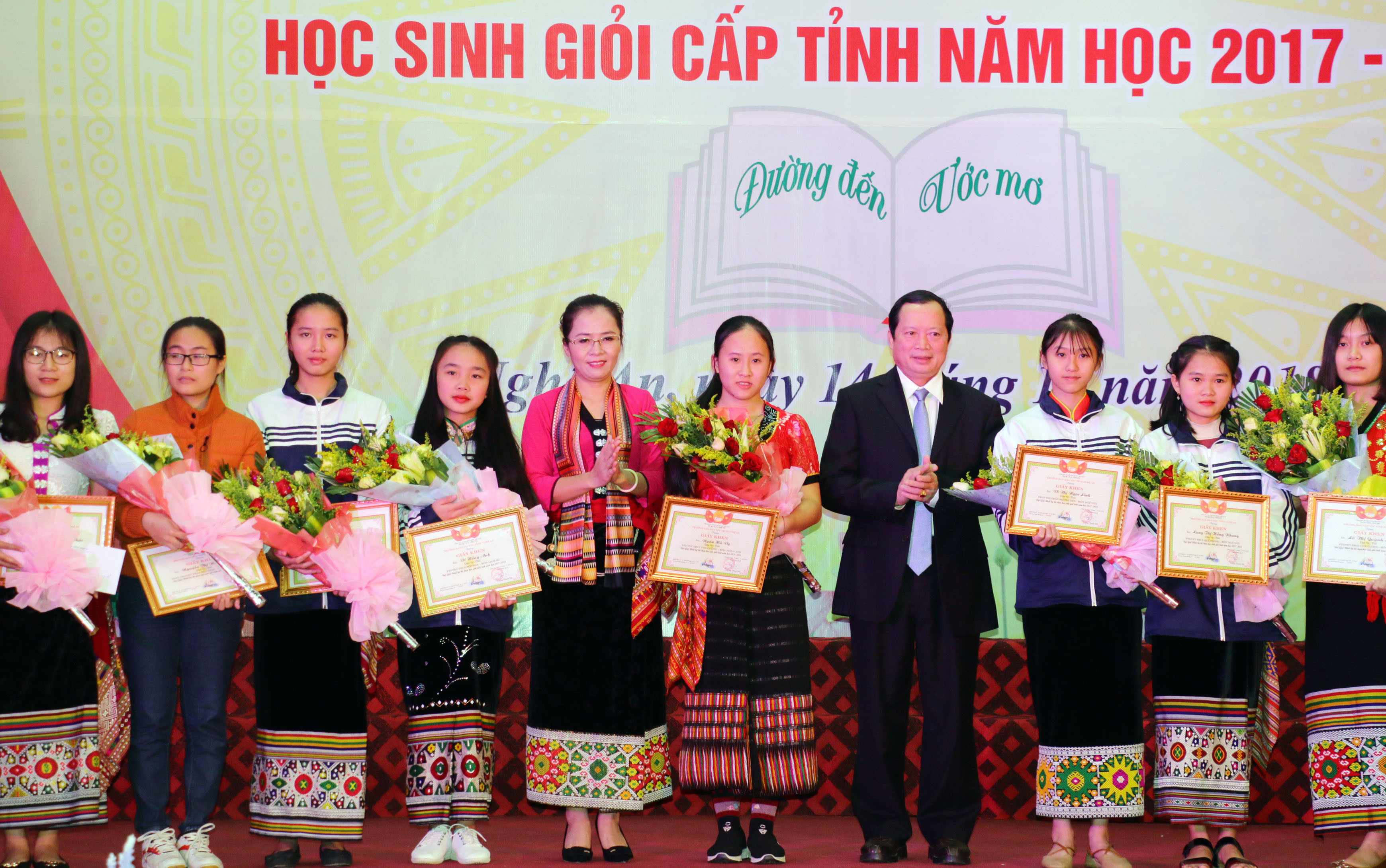 Đồng chí Lương Thanh Hải và Võ Thị Minh Sinh tặng giấy khen và phần thưởng cho những học sinh đạt giải Nhất. Ảnh: Mỹ Hà