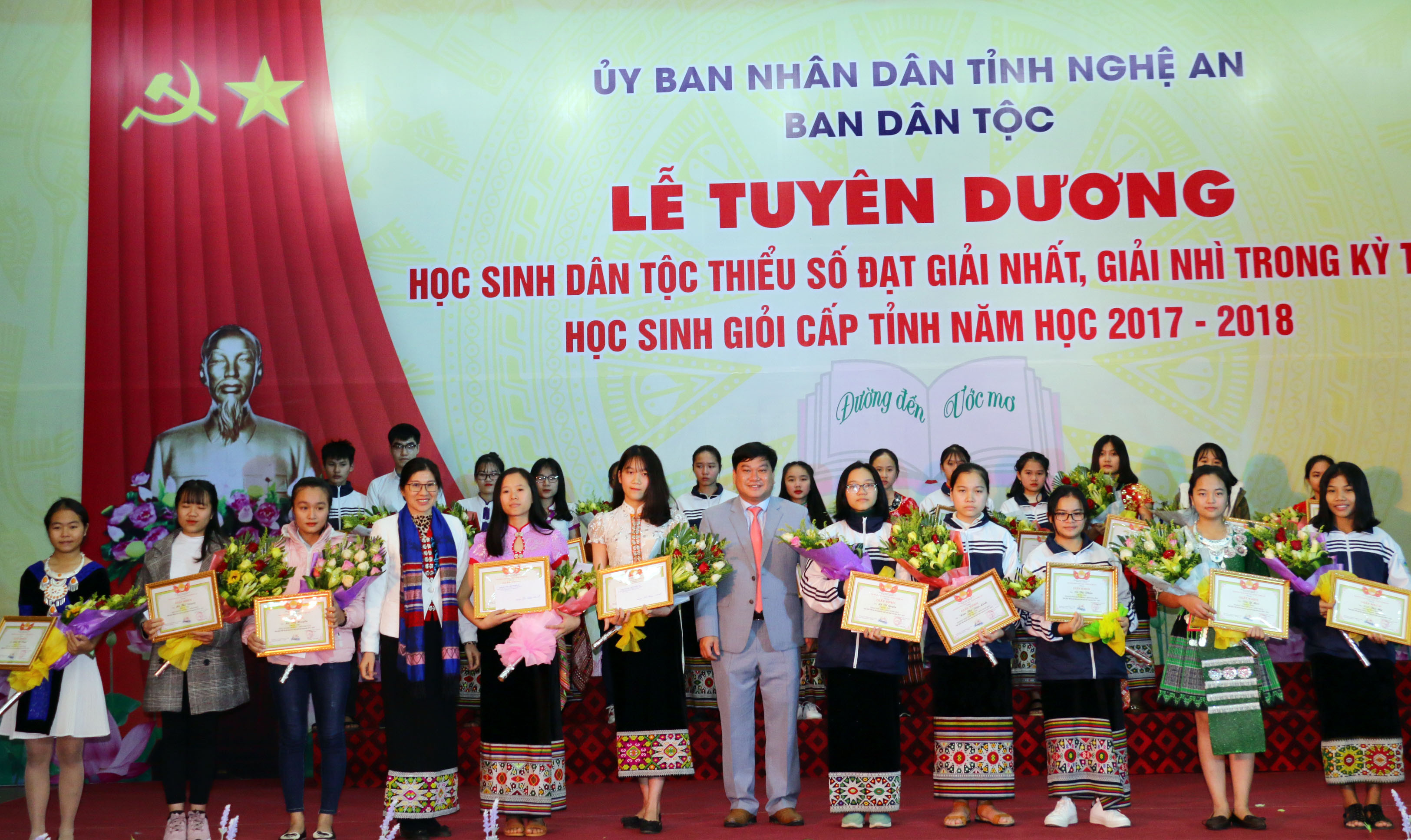 Đại diện Ban Dân tộc - HĐND tỉnh và Ban Dân tộc tặng hoa và giấy khen cho những học sinh đạt giải Nhì. Ảnh: Mỹ Hà