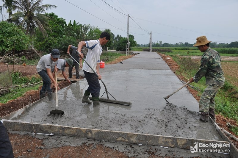 Người dân xã Minh Thành, Yên Thành làm đường giao thông nông thôn trong xây dựng NTM. Ảnh: Thu Huyền