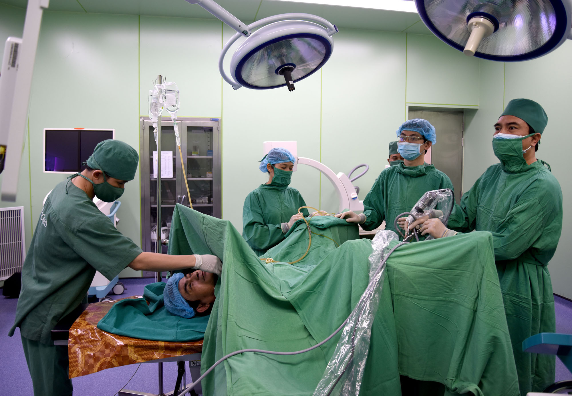 Phẫu thuật cho bệnh nhân ở Bệnh viện ĐK Thành phố Vinh. Ảnh: Tư liệu