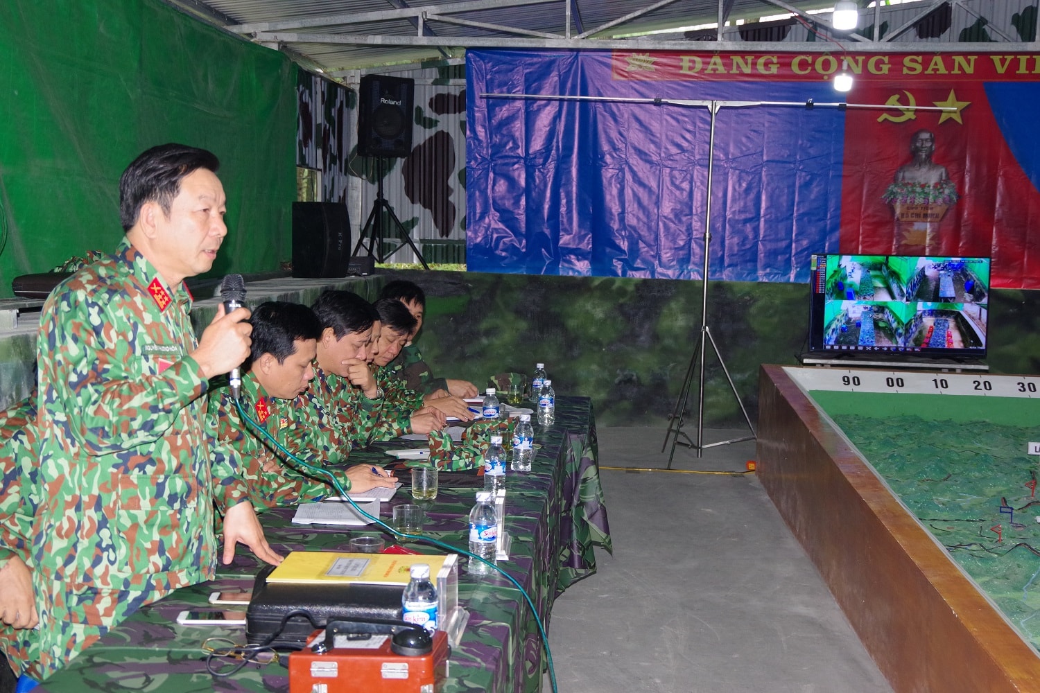 Đại tá Nguyễn Phương Hòa, Phó Tham mưu trưởng Quân khu 4 phát biểu chỉ đạo diễn tập CH-TM 1 bên 1 cấp năm 2018 của Bộ CHQS tỉnh