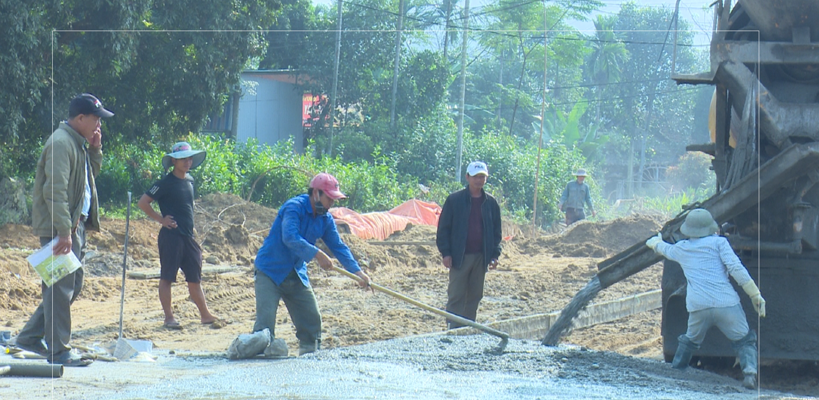 các tổ thợ đang gấp rút hoàn thành bê tông hóa các tuyến đường giao thông