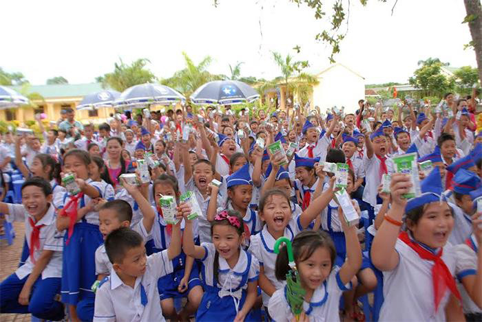 Học sinh trường Tiểu học Đông Hiếu (thị xã Thái Hòa) đón nhận chương trình tặng sữa của Quỹ sữa Vươn cao Việt Nam của Vinamilk năm 2017