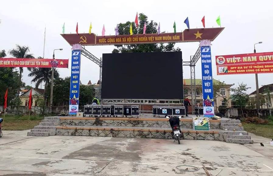 Đây là lần thứ 2 người hâm mộ Thanh Chương lắp màn hình led xem chung kết AFF  Cup 2018. Ảnh: Huy Thư