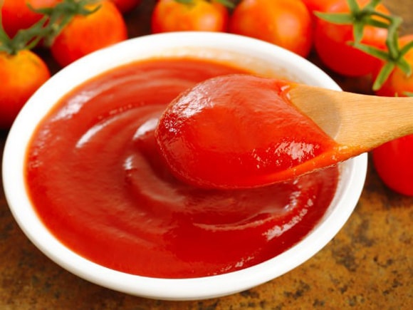 Cà chua đỏ giàu chất lycopene có tác dụng chống oxy hóa, tăng cường khả năng miễn dịch cho trẻ. Cà chua cũng chứa nhiều betacarotene - là tiền chất của vitamin A làm lành mạnh hệ miễn dịch, bảo vệ trẻ khỏi bị nhiễm trùng… Mẹ có thể bổ sung thêm cà chua vào các món ăn hàng ngày cho bé. Tuy nhiên, các bác khuyến cáo không nên cho trẻ dưới 8 tháng tuổi ăn cà chua, vì có thể gây phát ban ở một số trẻ. 