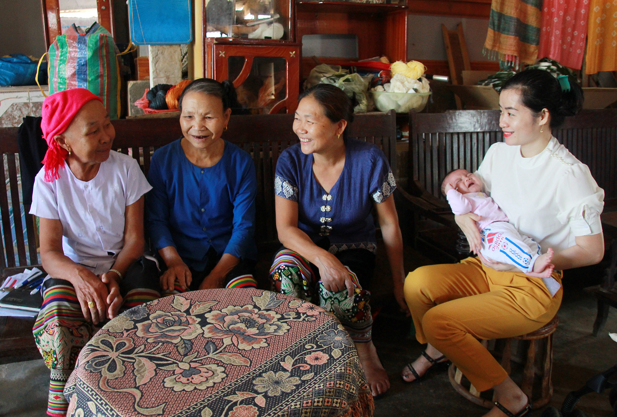 Bà Sầm Thị Vinh (áo trắng, ngoài cùng bên trái) dạy các thành viên trong CLB các làn điệu dân ca Thái. Ảnh: Chu Thanh