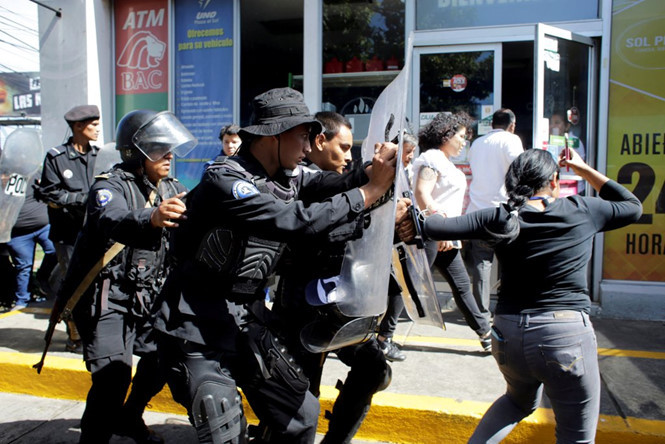 Cảnh sát chống bạo động đánh đuổi các nhà báo /// Reuters