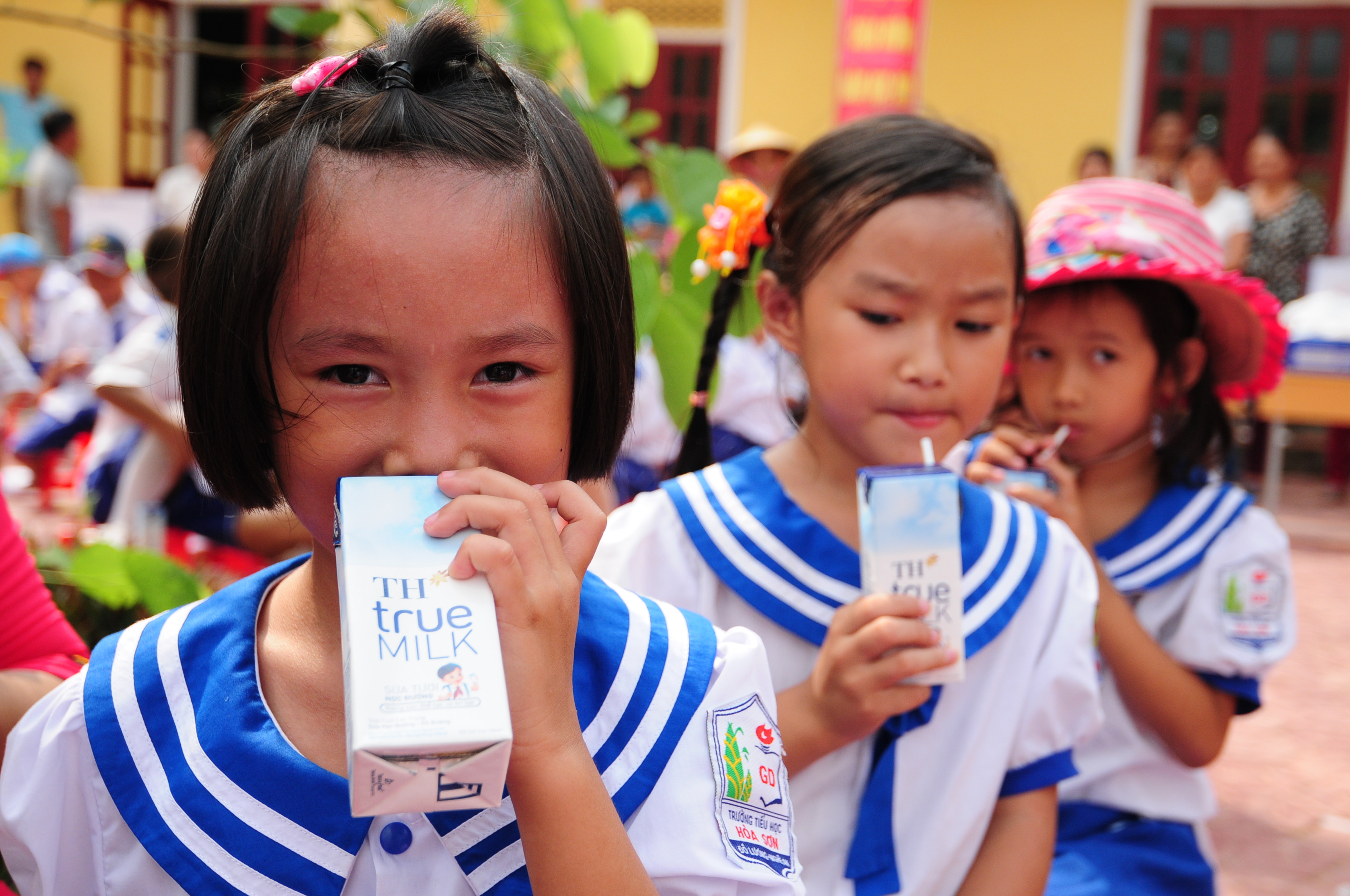 Trẻ em tại bản Thung Khạng, bản xa xôi nhất của huyện Quỳ Châu uống sữa TH SCHOOL MILK theo Chương trình “Sữa học đường”. Ảnh: P.H