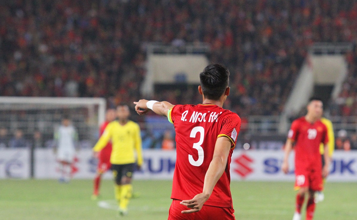 Trong những lần AFF Cup trước đó, Quế Ngọc Hải mới chỉ là một cầu thủ trẻ với những sai lầm. Năm nay, trung vệ xứ Nghệ cho thấy sự chững chạc và điềm tĩnh của một cầu thủ lớn. Ảnh: Trung Kiên