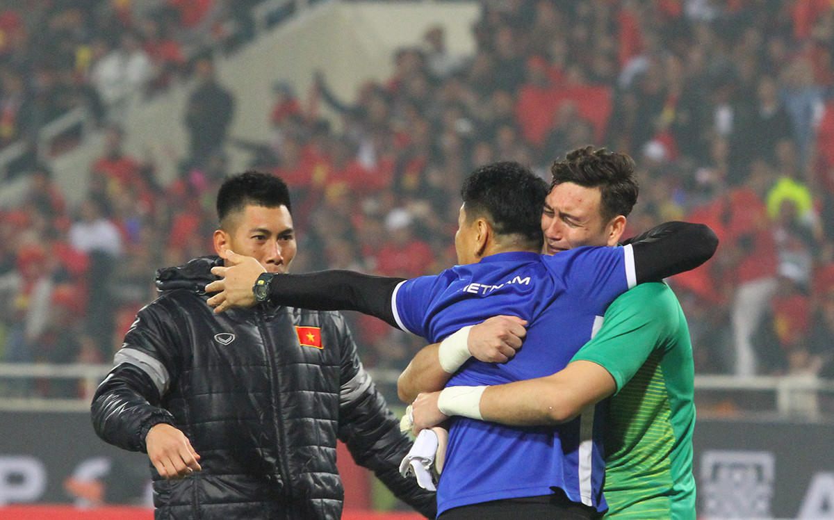 Những giọt nước mắt hạnh phúc của thủ môn lần đầu tham dự AFF Cup 2018 và đoạt chức vô địch quý giá. Ảnh: Trung Kiên