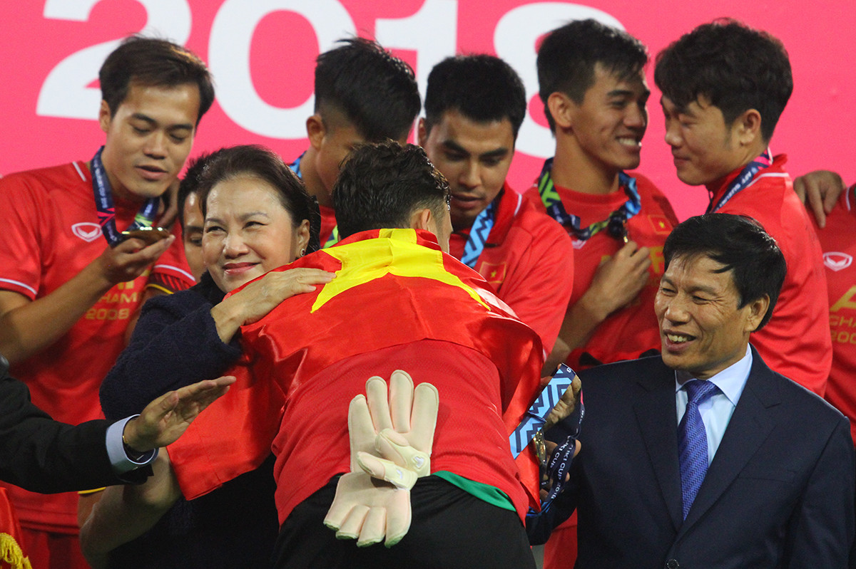 Trước thời khắc chiếc Cúp vàng chính thức được trao cho ĐT Việt Nam, Chủ tịch Quốc hội Nguyễn Thị Kim Ngân thể hiện niềm tự hào về các tuyển thủ của chúng ta. Ảnh: Trung Kiên