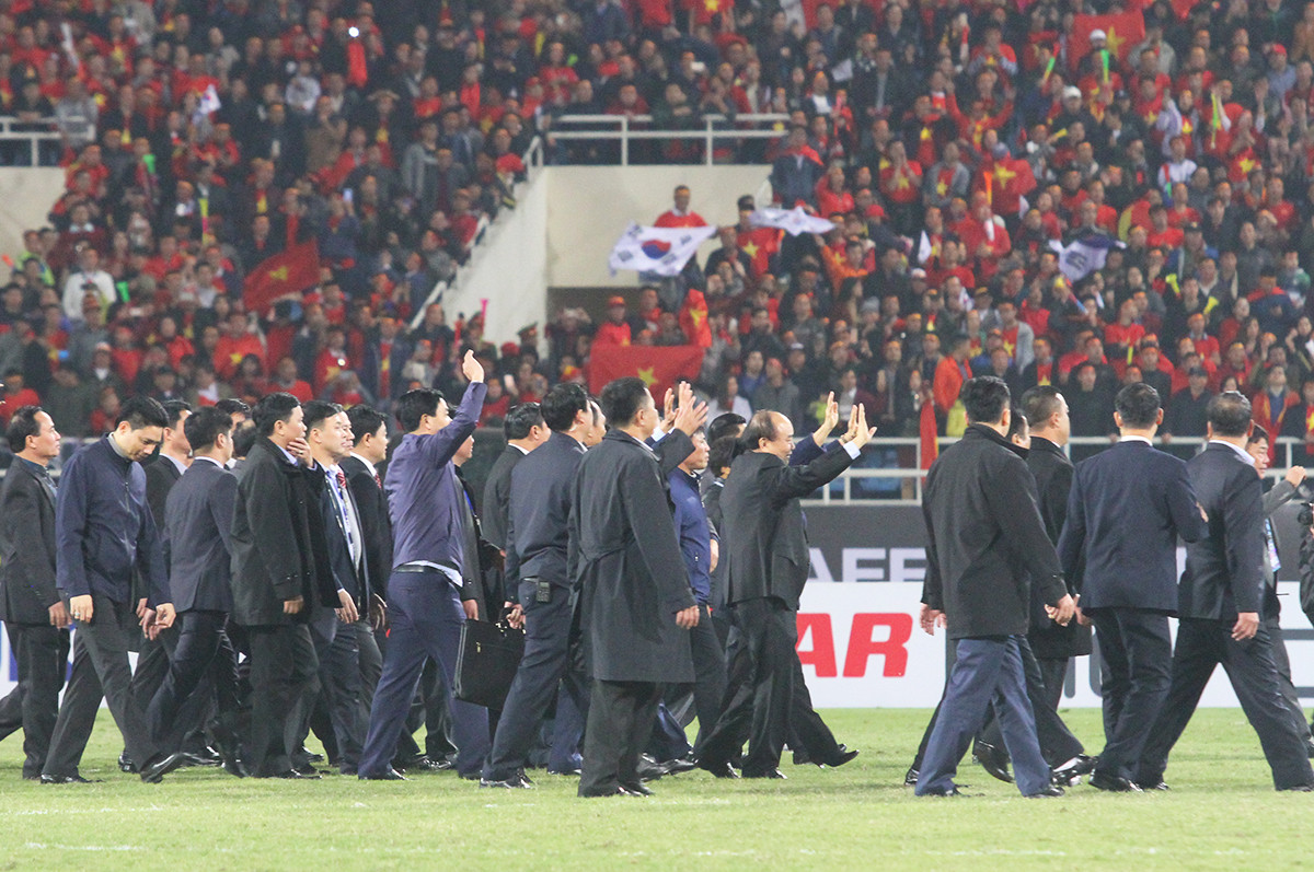 Hòa chung với không khí vui mừng với hàng triệu đồng bào, lãnh đạo cấp cao Việt Nam đã xuống tận sân chúc mừng và động viên các tuyển thủ. Ảnh: Trung Kiên