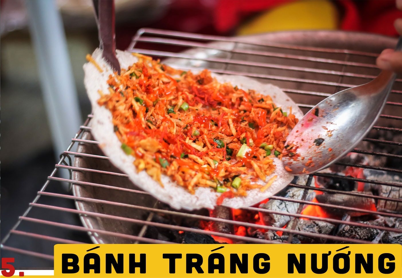 Không chỉ có ở Đà Lạt, những chiếc bánh tráng trứng nướng đã có mặt tại Vinh từ nhiều năm nay. Bánh tráng được đặt trên bếp than hồng, khi bánh vừa nóng tới, đập vỡ trứng gà hoặc trứng cút trộn đều với hành lá và thịt băm rồi dùng cọ quét đều bề mặt chiếc bánh tráng. Khi bánh ngả vàng chín tới, rải thêm một ít thịt bò khô và gia vị lên bề mặt bánh. Ảnh: Diệp Phương