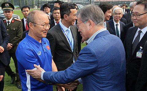 Tổng thống Moon Jae In động viên HLV Park Hang Seo trong chuyến sang thăm Việt Nam đầu nằm nay. Ảnh: Đức Cường 