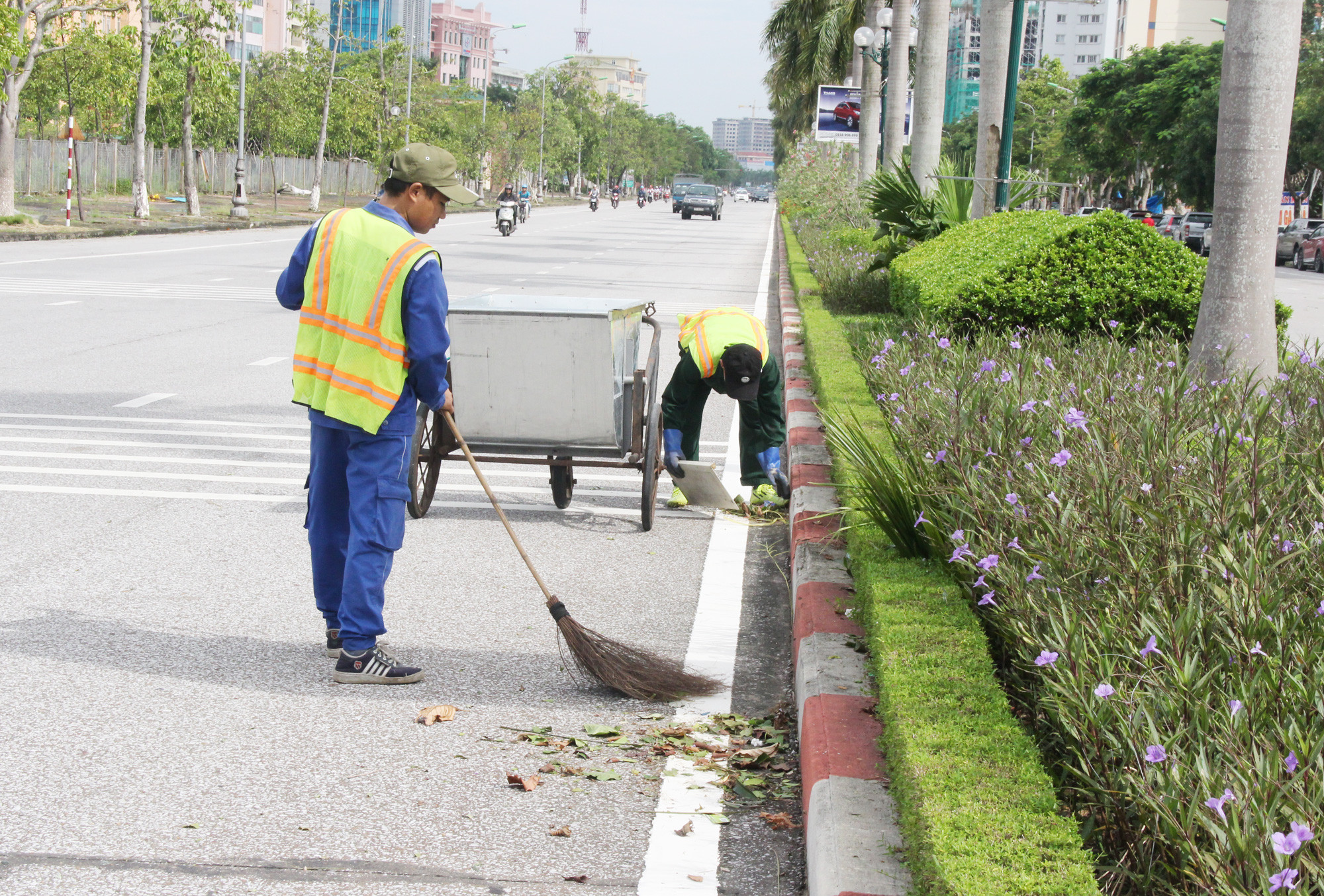 Chăm lo công tác bảo vệ môi trường, xây dựng thành phố văn minh, hiện đại. Ảnh: Minh Chi