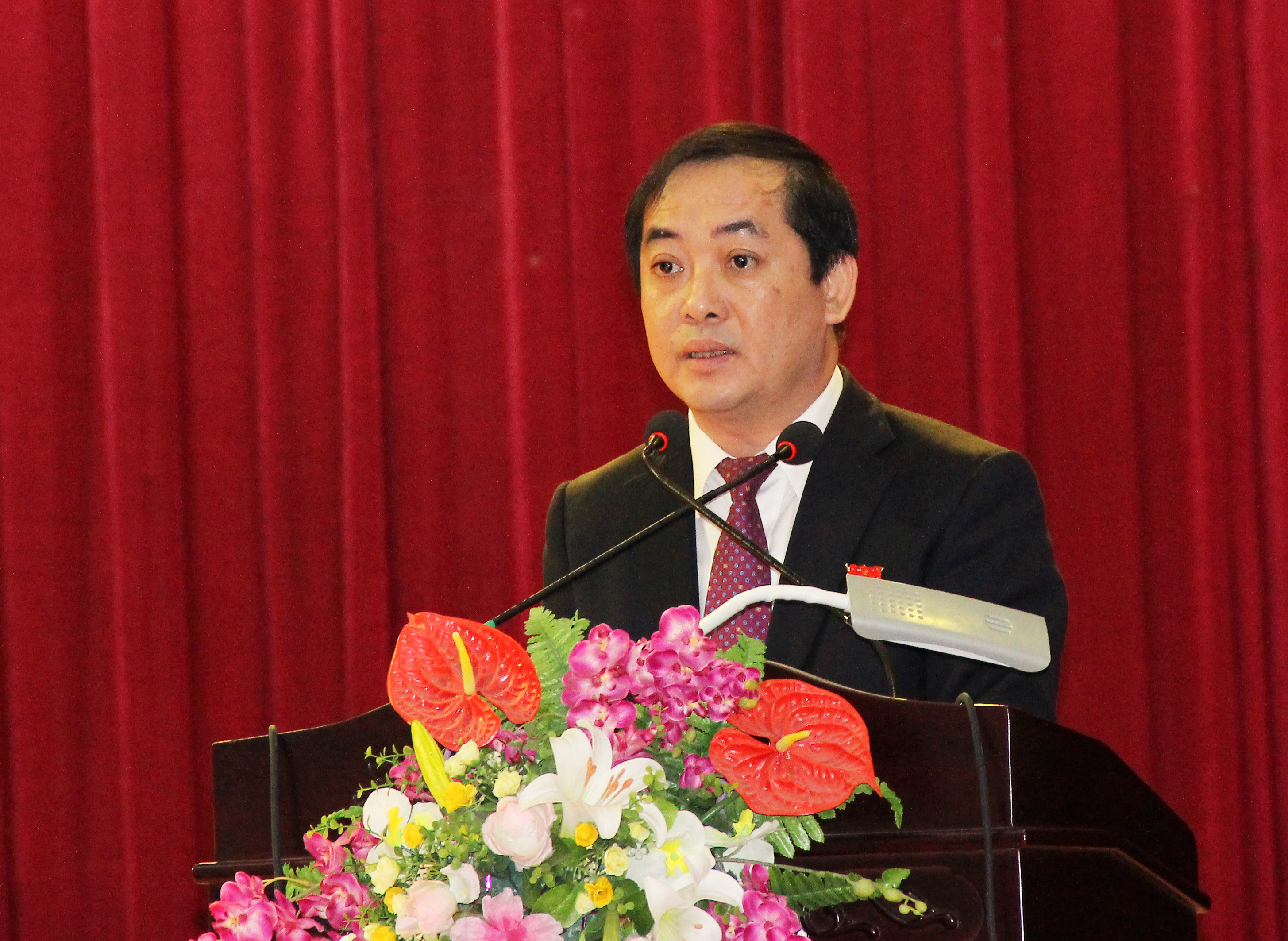 Đồng chí Nguyễn Văn Lư - Phó Bí thư Thường trực Thành ủy Vinh trao tặng Bằng khen của UBND tỉnh cho 13 giáo viê