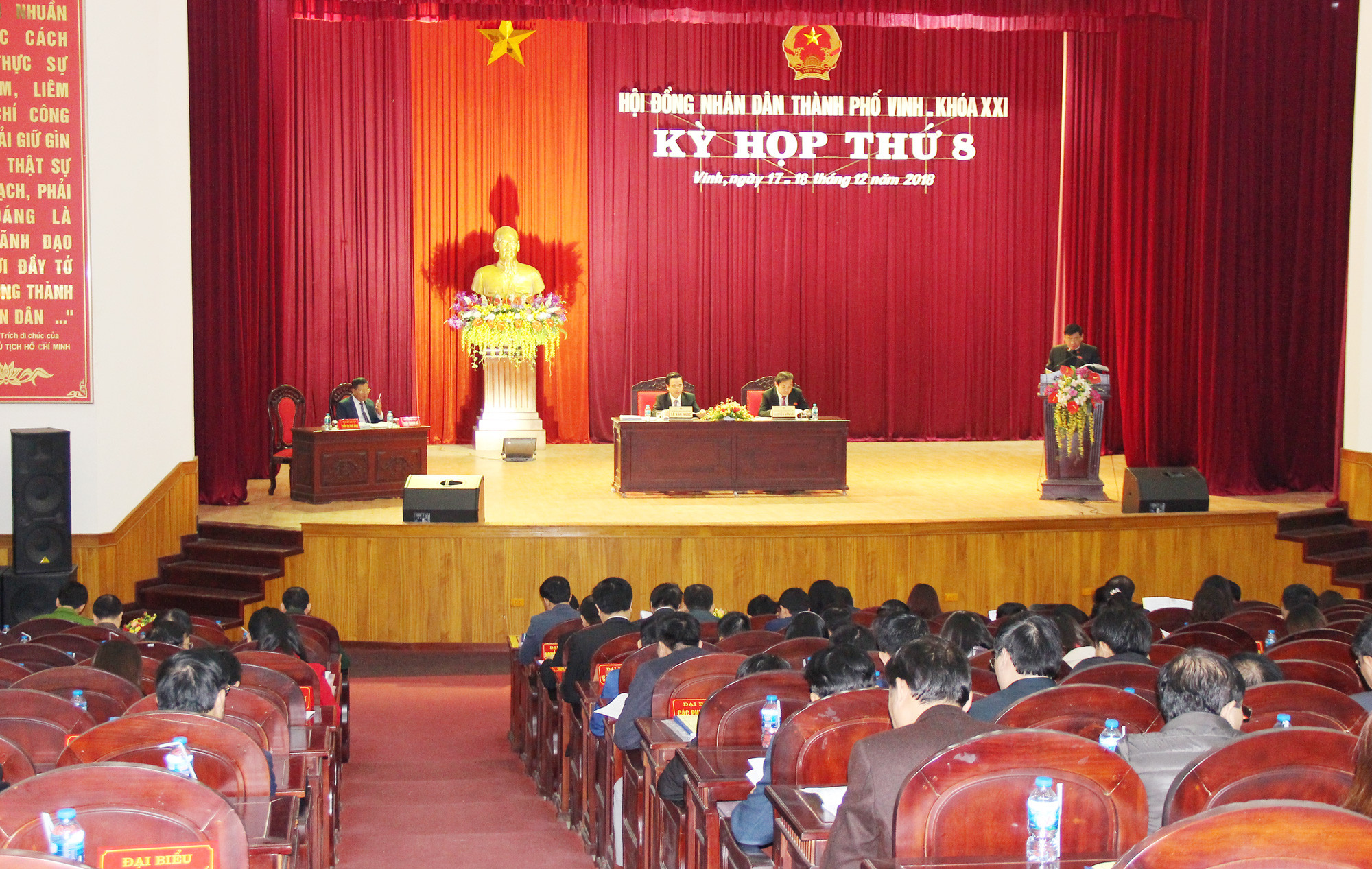 Quang cảnh kỳ họp thứ 8, HĐND thành phố Vinh, nhiệm kỳ 2016 - 2021. Ảnh: Minh Chi
