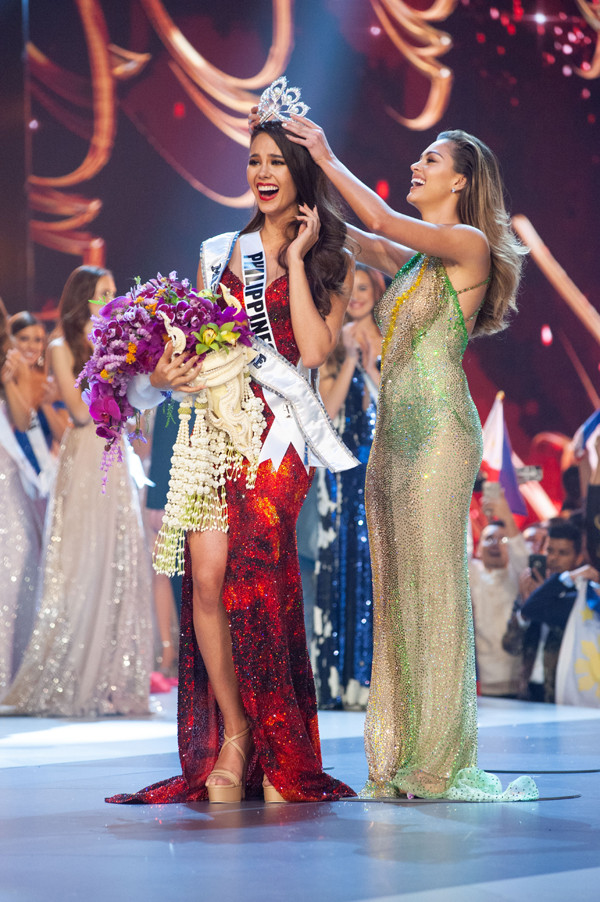 Người đẹp Philipines được Hoa hậu Hoàn vũ 2017 trao lại vương miện.