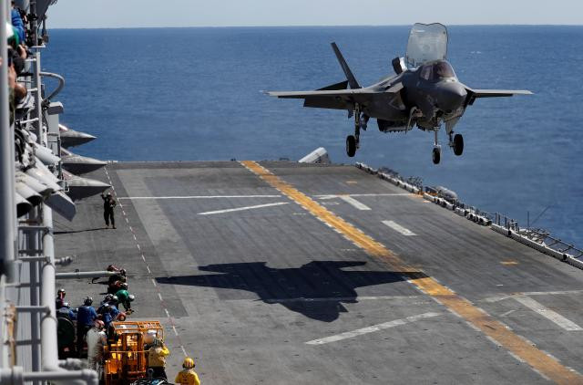  máy Máy bay chiến đấu tàng hình Lockheed Martin F-35B trên tàu sân bay tấn công đổ bộ USS Wasp tại vùng biển ngoài khơi đảo cực nam Okinawa, Nhật Bản. Ảnh: Reuters