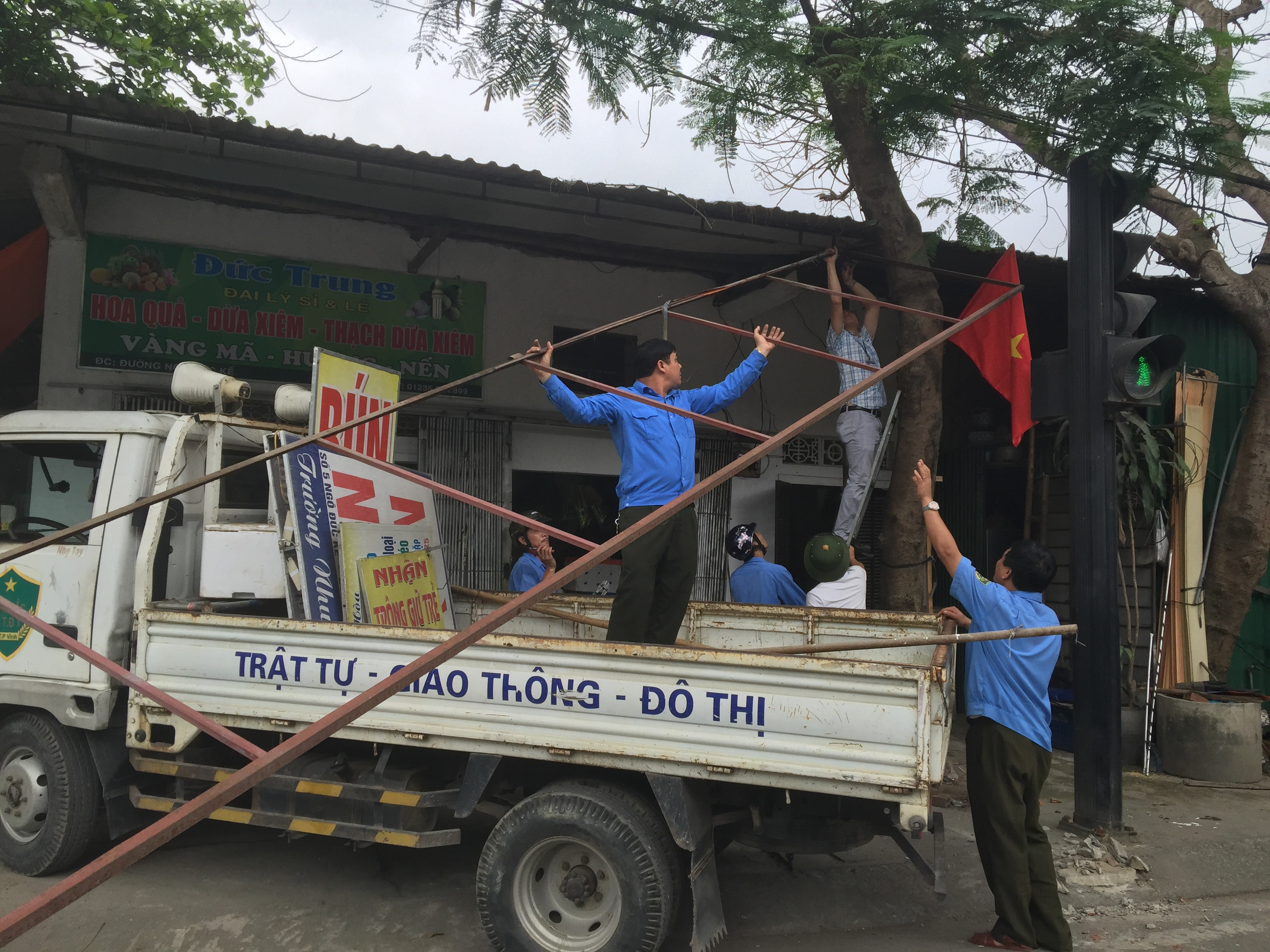 Các lực lượng chức năng thành phố ra quân giải tỏa trật tự đô thị tại phường Bến Thủy. Ảnh: Mai Hoa