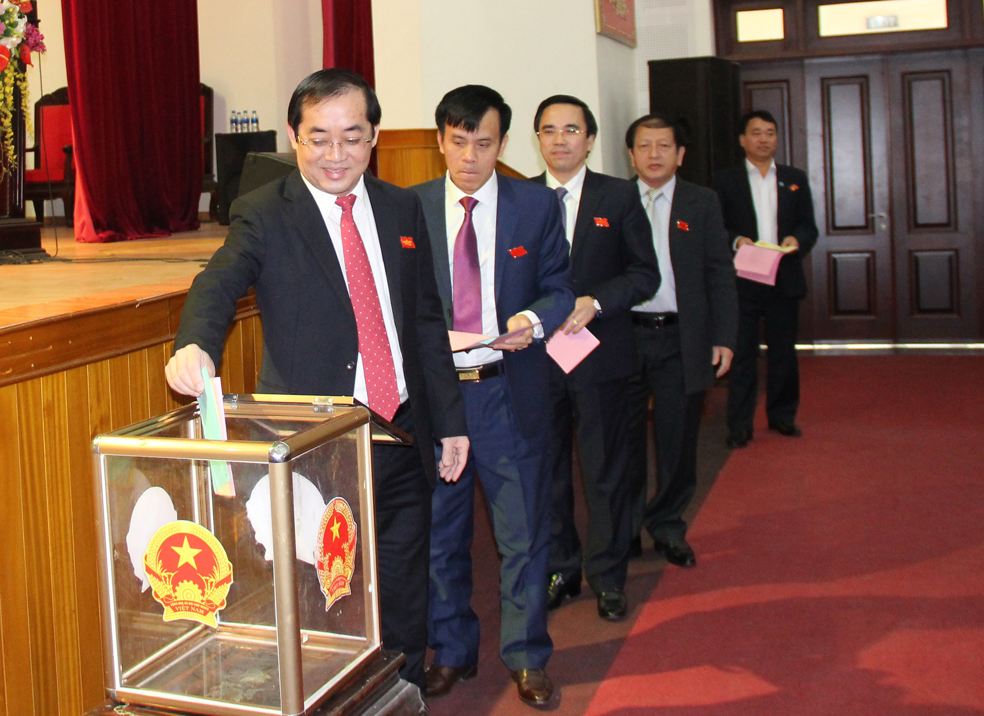 Các đại biểu HĐND thành phố bỏ phiếu tín nhiệm 17 chức danh do HĐND thành phố bầu. Ảnh: Mai Hoa