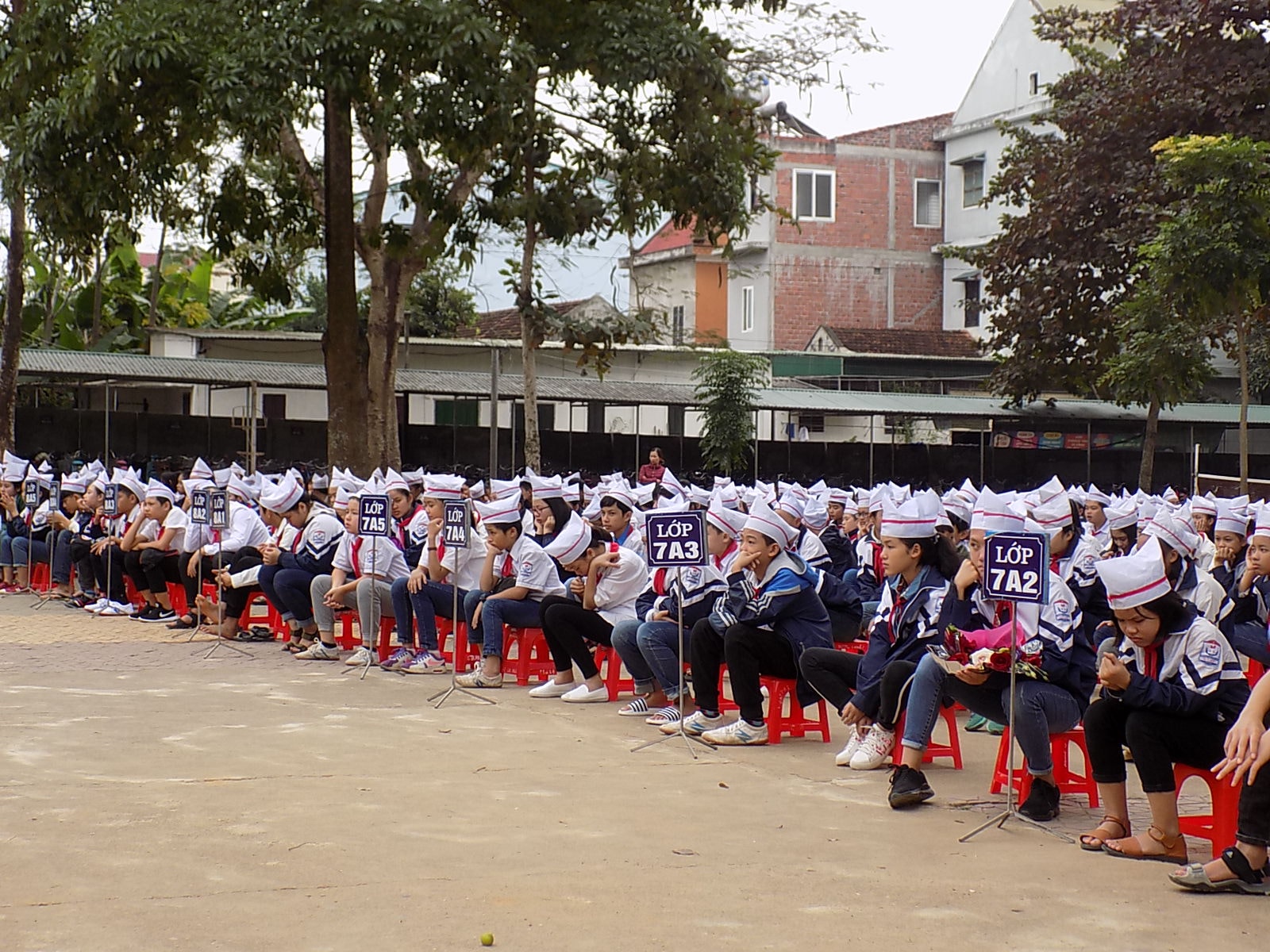 Học sinh chăm chú lắng nghe buổi nói chuyện truyền thống. Ảnh: Thu Hường