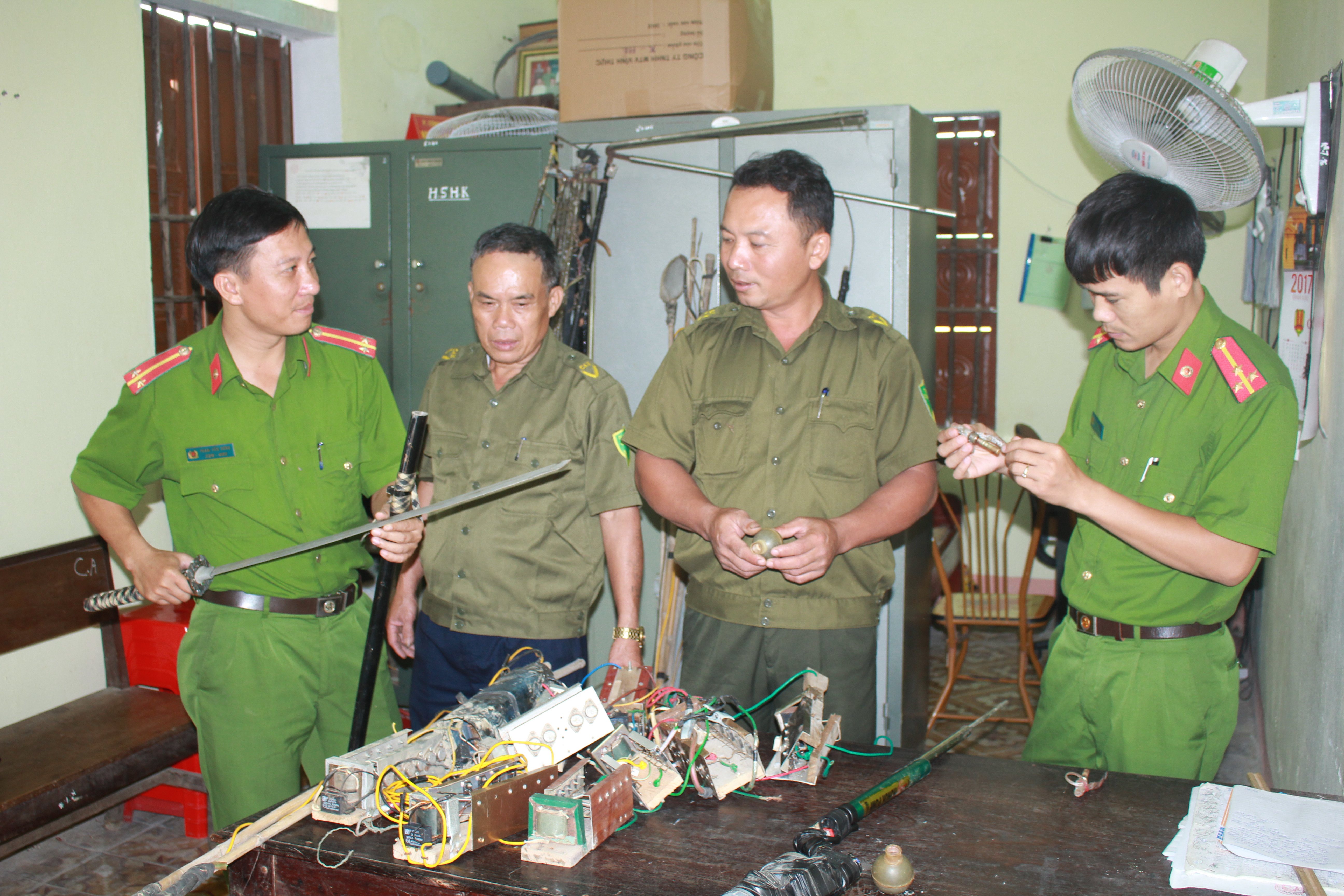 Công an huyện Đô Lương vận động nhân dân giao nộp vũ khí