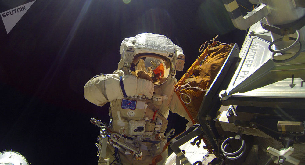 Nhà du hành vũ trụ Nga thực hiện chuyến đi bộ ngoài không gian. Ảnh: Sputnik