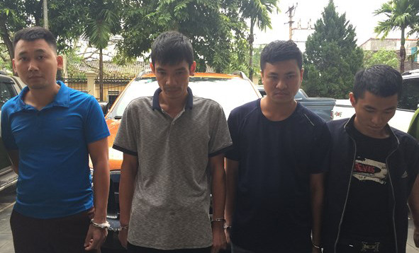 Một nhóm đối tượng cho vay nặng lãi bị bắt giữ ở thị xã Thái Hòa. Ảnh: Tiến Hùng