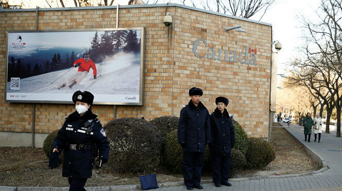 Cảnh sát Trung Quốc bên ngoài Đại sứ quán Canada ở Bắc Kinh /// Reuters