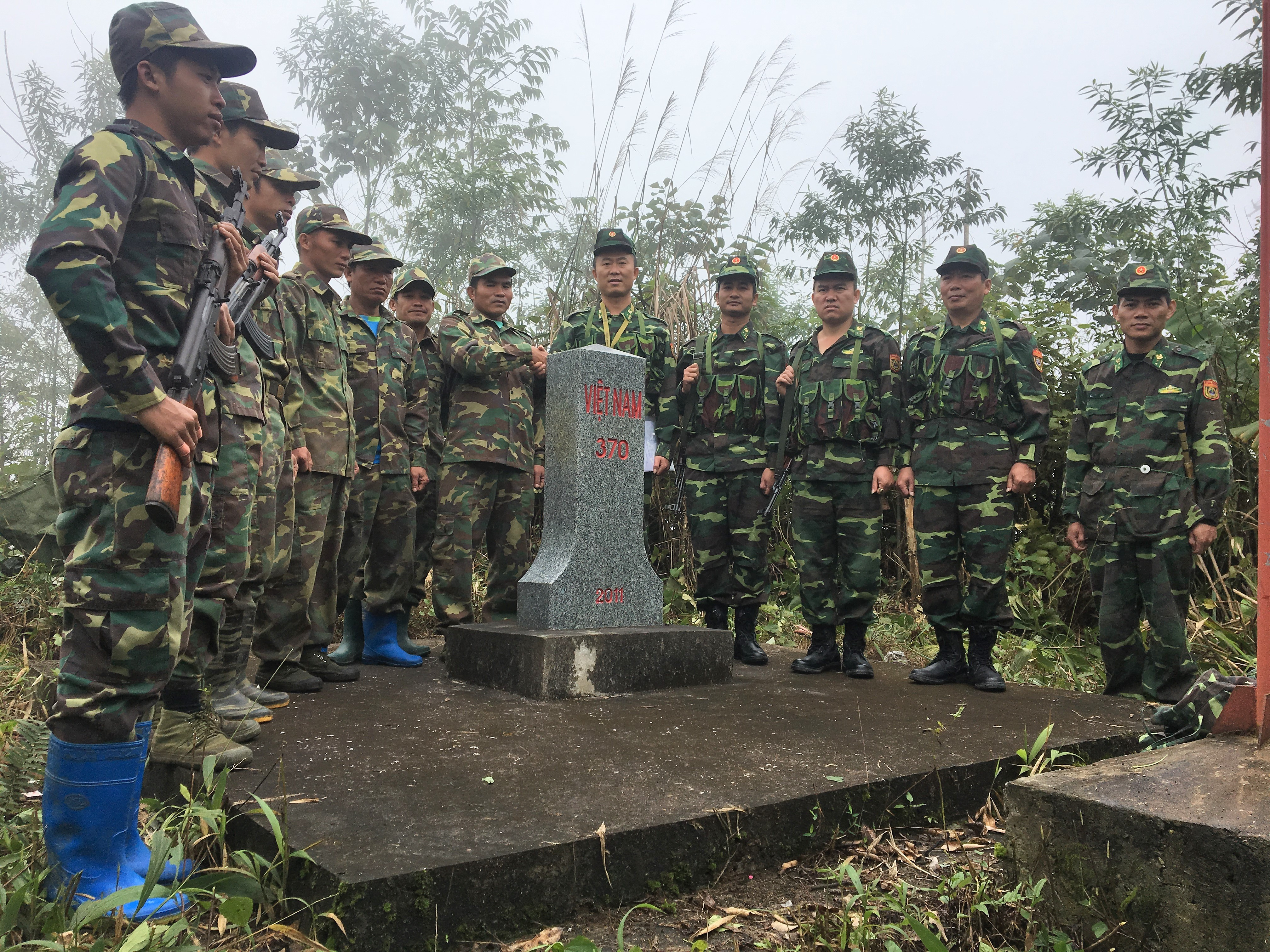 Lực lượng tuần tra song phương của Đồn Biên phòng Hạnh Dịch, Bộ đội Biên phòng Nghệ An phối hợp với Đại đội Biên phòng 216 - Bộ chỉ huy Quân sự tỉnh Hủa Phăn, Lào bên mốc quốc giới số 370 biên giới Việt Nam - Lào. Ảnh: Hùng Phong