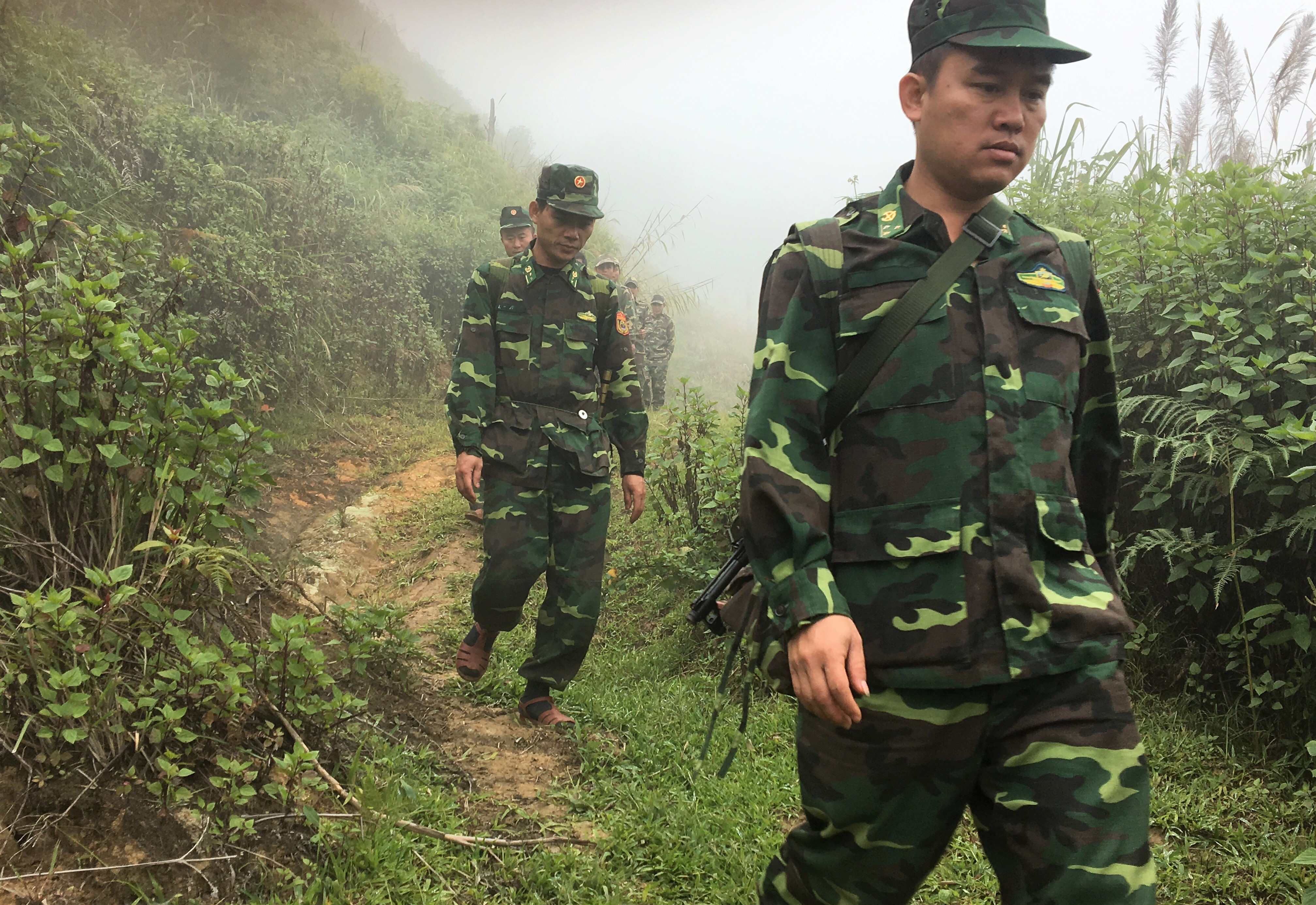 Lực lượng tuần tra song phương biên giới Việt Nam - Lào băng qua địa hình hiểm trở, có độ cao hơn 1000m so vơi mặt nước biển để hoàn thành nhiệm vụ. Ảnh: Hùng Phong