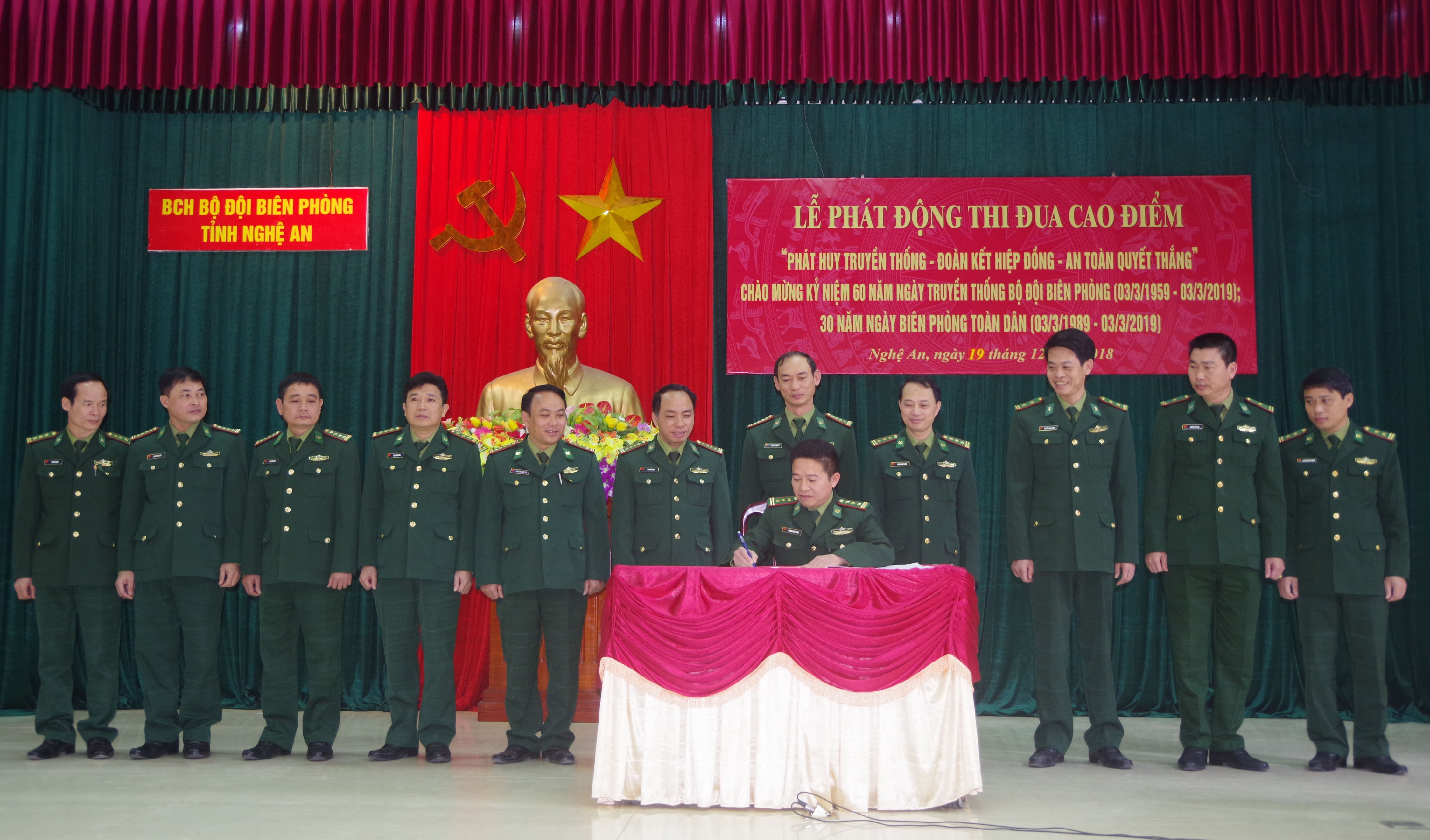 Ký kết giao ước thi đua. Ảnh: Hải Thượng
