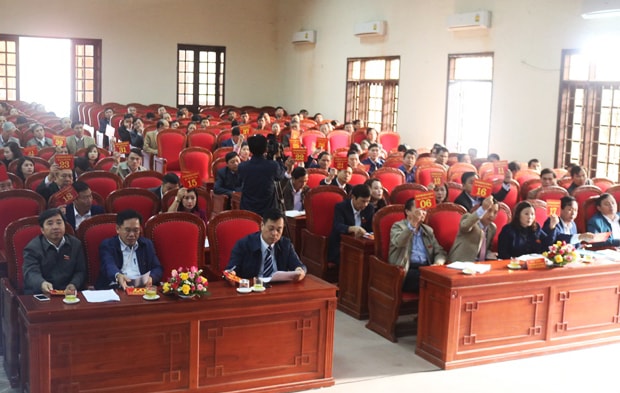 Các đại biểu HĐND huyện Quỳnh Lưu biểu quyết thông qua Nghị quyết xác nhận kết quả lấy phiếu tín nhiệm đối với những người giữ chức vụ do HĐND huyện bầu, nhiệm kỳ 2016-2021