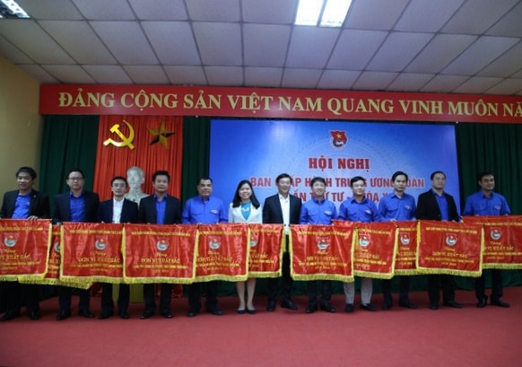 Bí thư Tỉnh đoàn Nghệ An Phạm Tuấn Vinh (thứ tư từ phải sang) nhận cờ thi đua xuất sắc của Trung ương Đoàn. Ảnh: Đức Lộc 