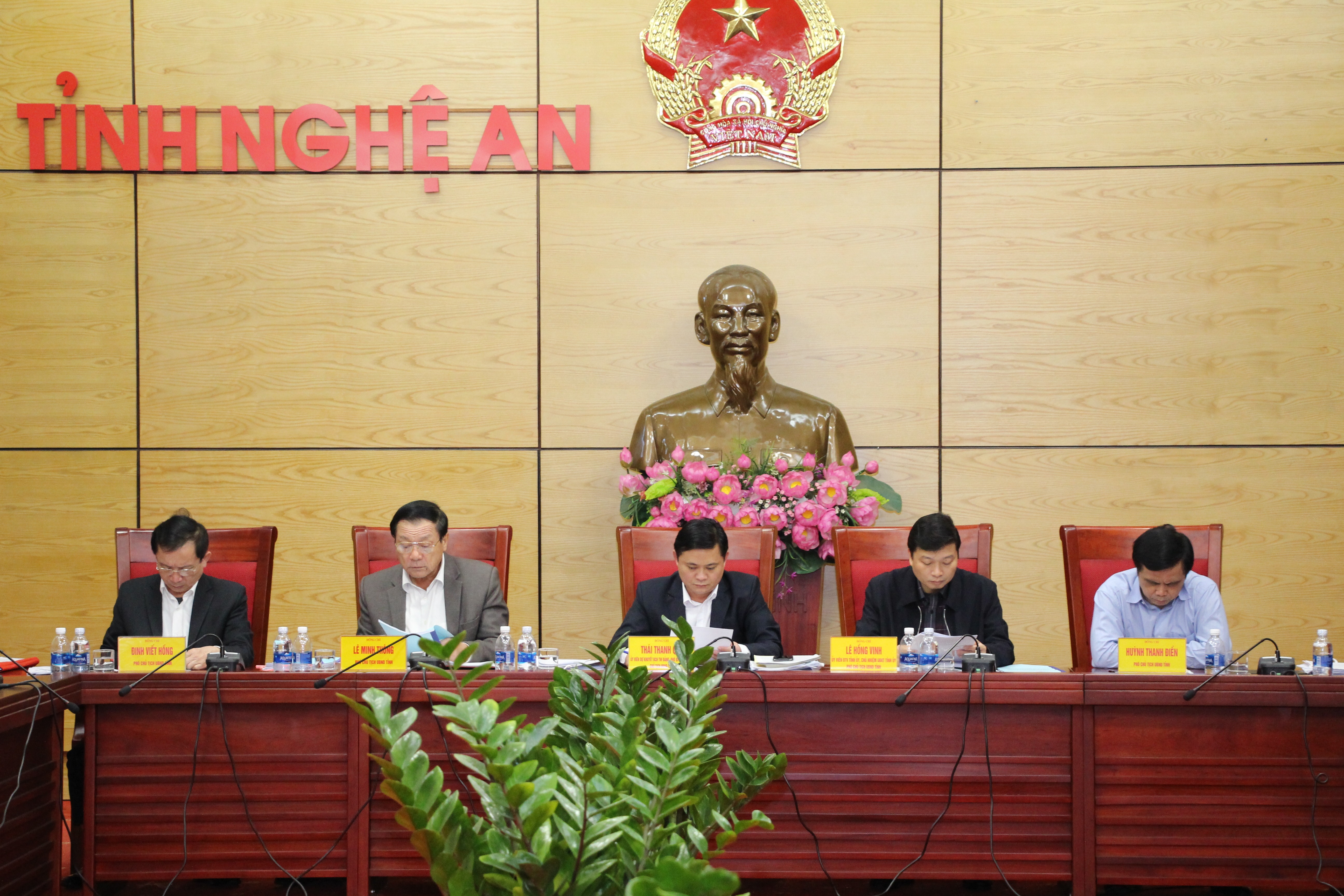 Các đồng chí chủ trì hội nghị