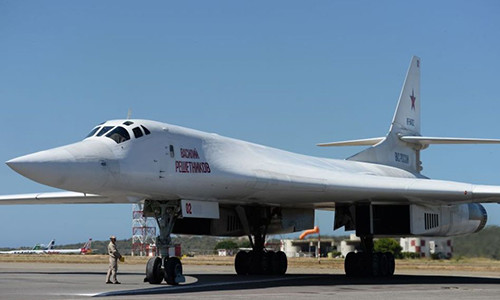 Oanh tạc cơ chiến lược Tu-160 trong chuyến thăm Venezuela ngày 10/12. Ảnh: Times.
