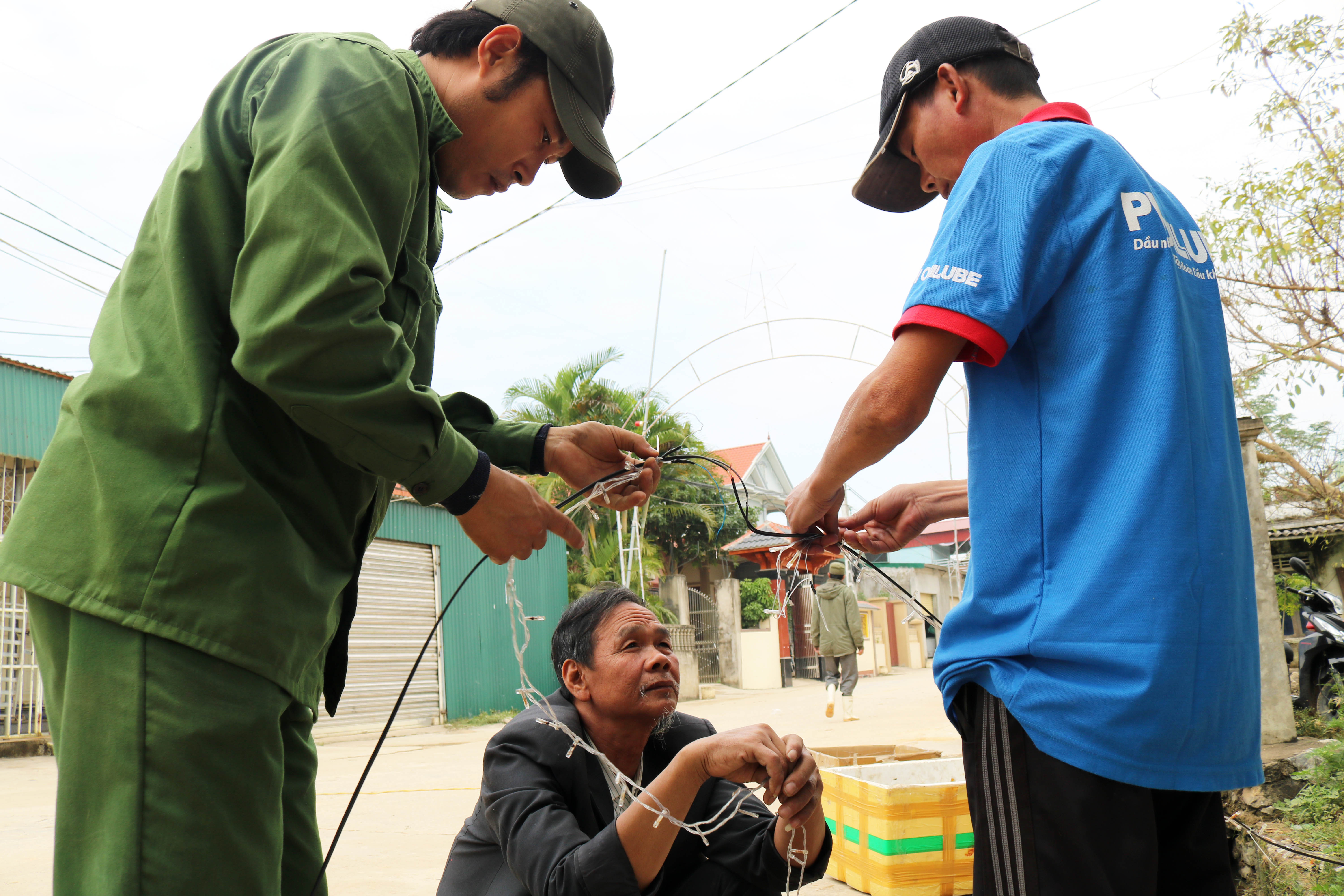 Các tổ trong  giáo họ được phân công những nhiệm vụ cụ thể: tổ làm hang đá, tổ mắc điện đường, tổ trang trí nhà thờ... Ảnh: Huy Thư