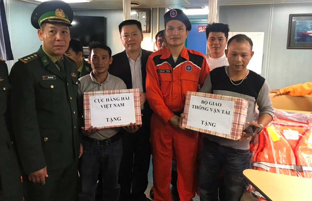 Tặng quà của Bộ GTVT và Cục Hàng hải Việt Nam cho 5 thuyền viên.