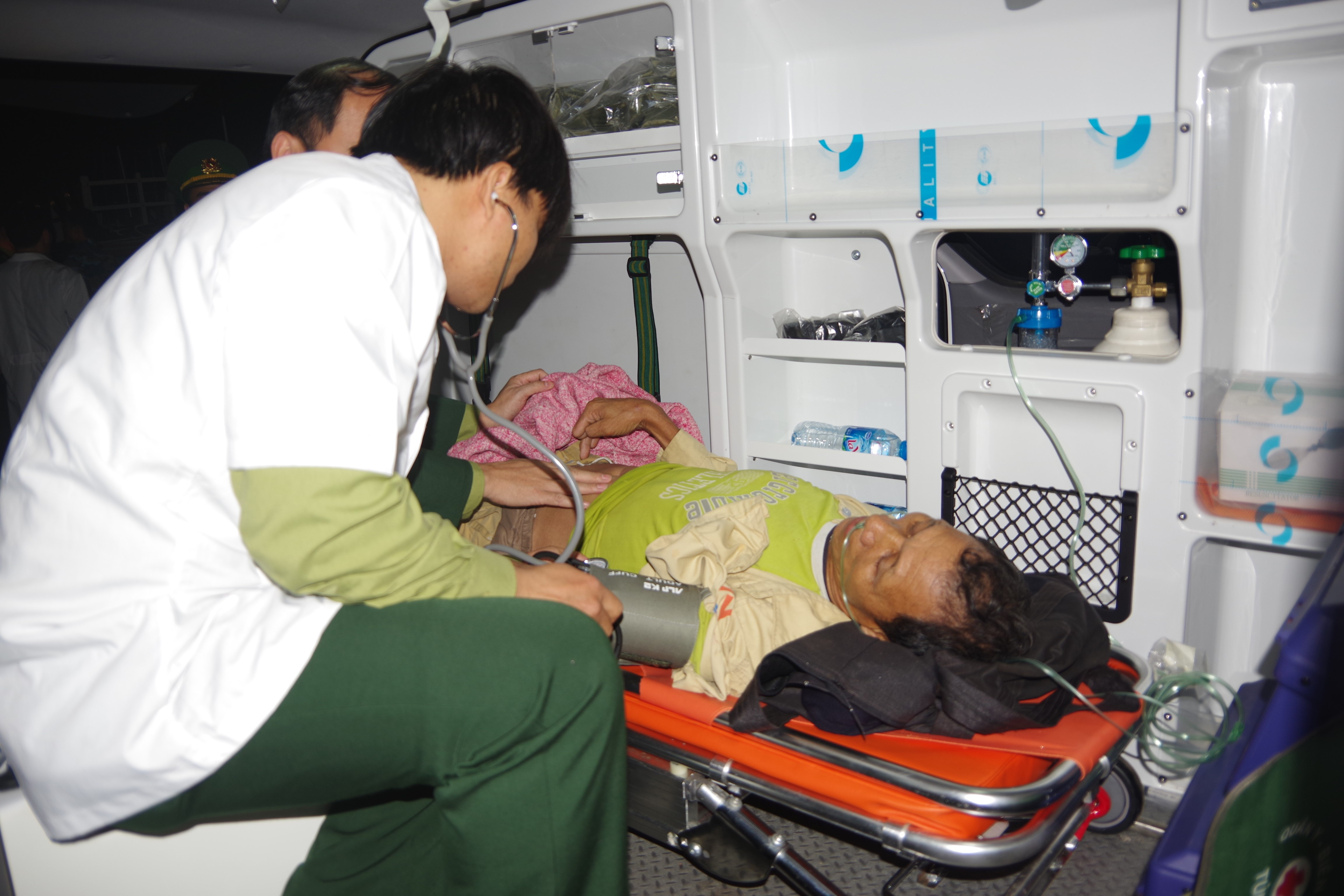 Các bác sỹ quân y sơ cấp cứu cho nạn nhân Bùi Duy Ninh. Ảnh: Phương Linh